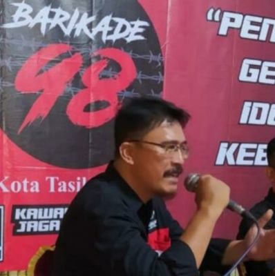Aktivis 98 Budi Hermansyah mengkritisi ulah partai politik menunggangi penaikan harga BBM.