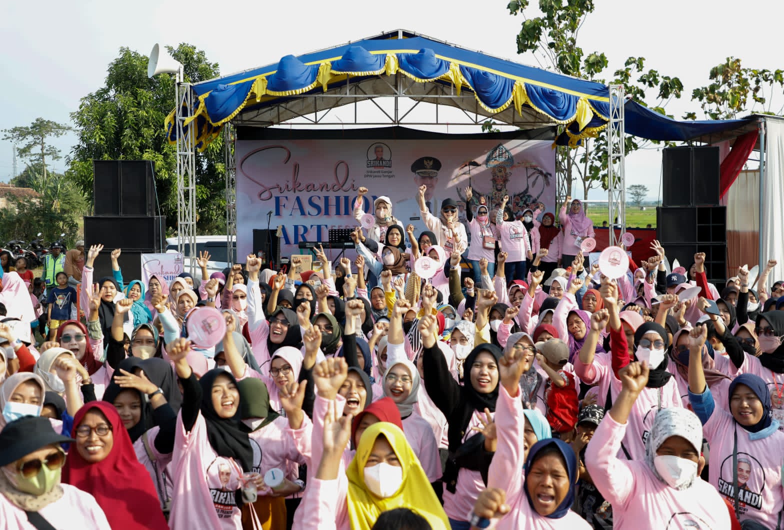 Srikandi Ganjar Jateng menggelar Srikandi Fashion Art Festival di Lapangan Desa Pesarean, Kabupaten Tegal, Jawa Tengah pada Sabtu, (3/9/2022