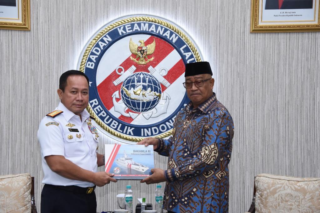  Kepala Bakamla RI, Laksdya TNI Aan Kurnia menerima Wali kota Tidore Kepulauan, Capt Ali Ibrahim, di kantornya, Rabu (31/8/2022)