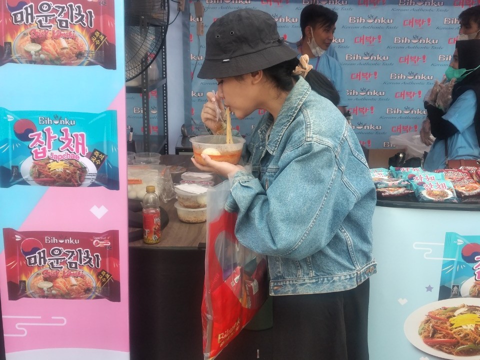 Pengunjung sedang mencoba Bihunku Spicy Kimchi di booth Bihunku di area konser musik Playlist Live Festival 2.0 Bandung.