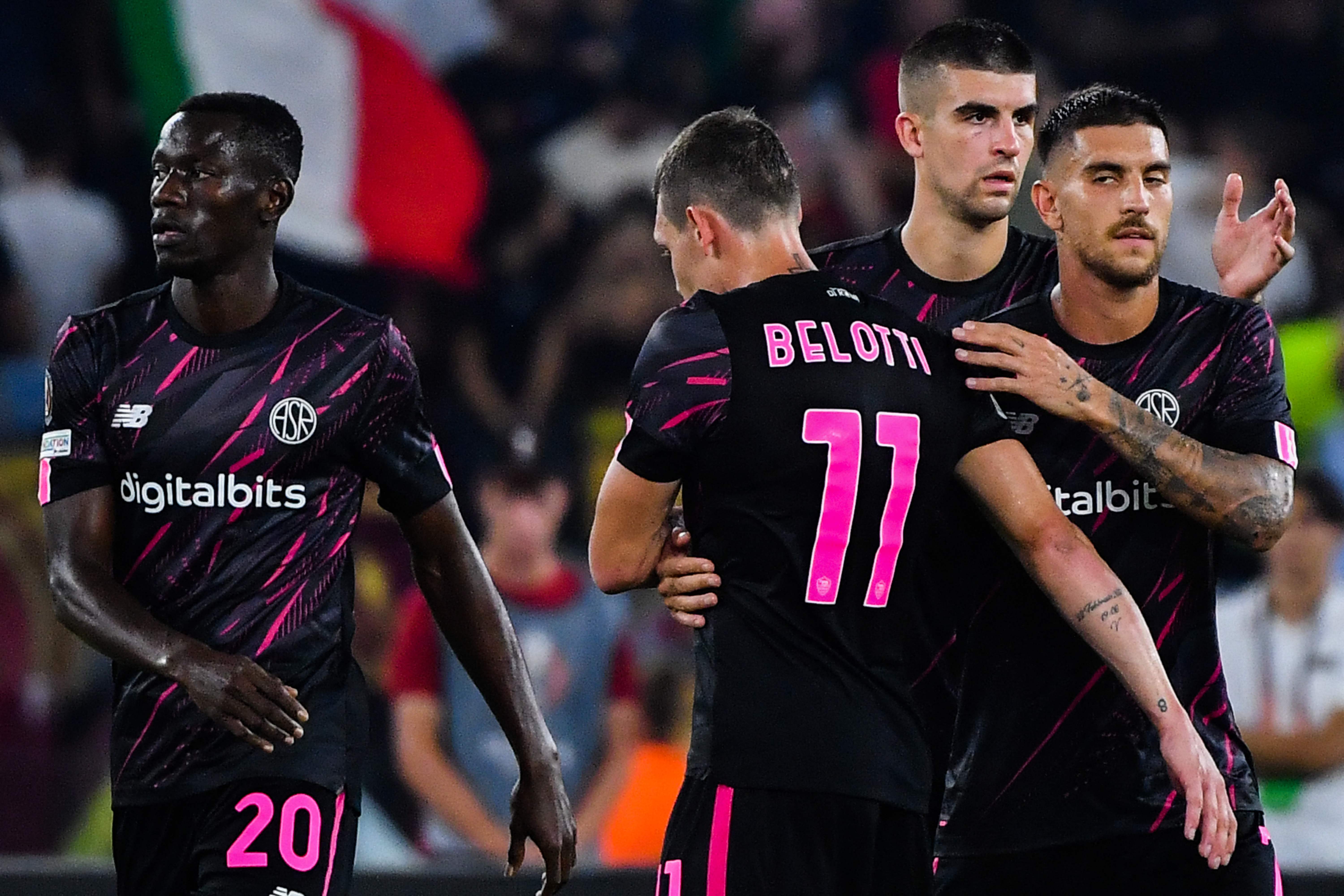 Para pemain AS Roma melakukan selebrasi usai mencetak gol ke gawnag HJK di laga Liga Europa.