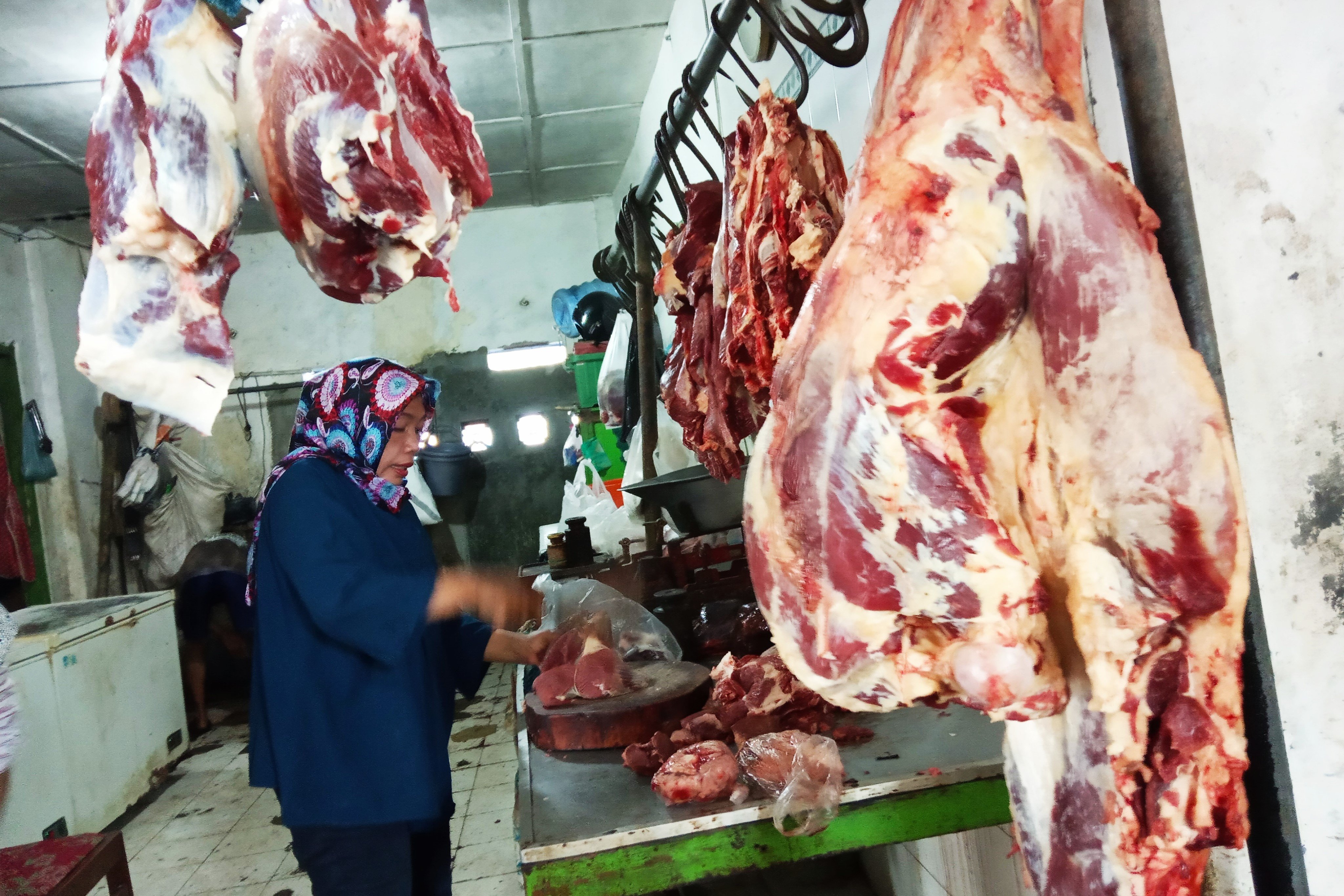 Pedagang daging sapi di Pasar Gede Klaten, Jawa Tengah.