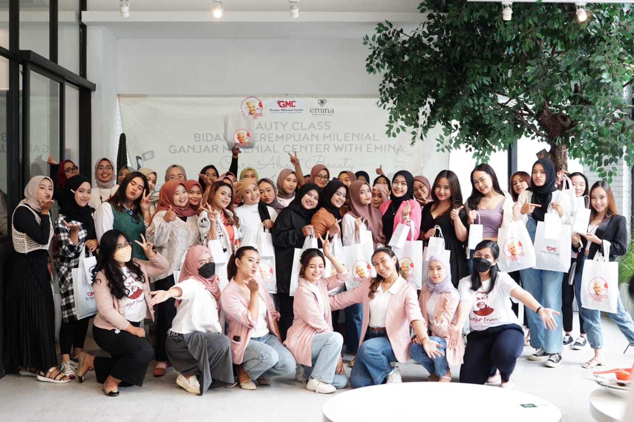 Mahasiswa dan Milenial yang tergabung dalam Ganjar Milenial Jatim menggelar Beauty Class untuk mengembangkan kreatifitas dan pemberdayaan pe