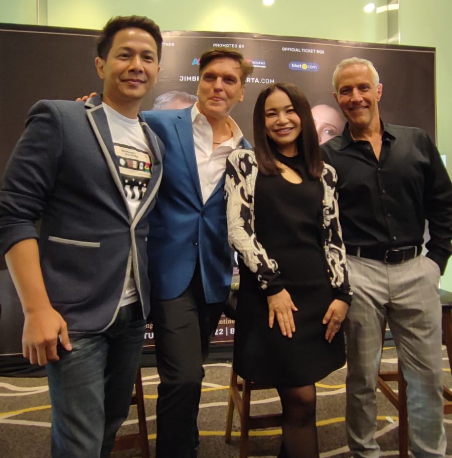 Rekan duet di konser Jim Brickman (kanan) dari kiri ke kanan: Delon, John Trones dan Rossa