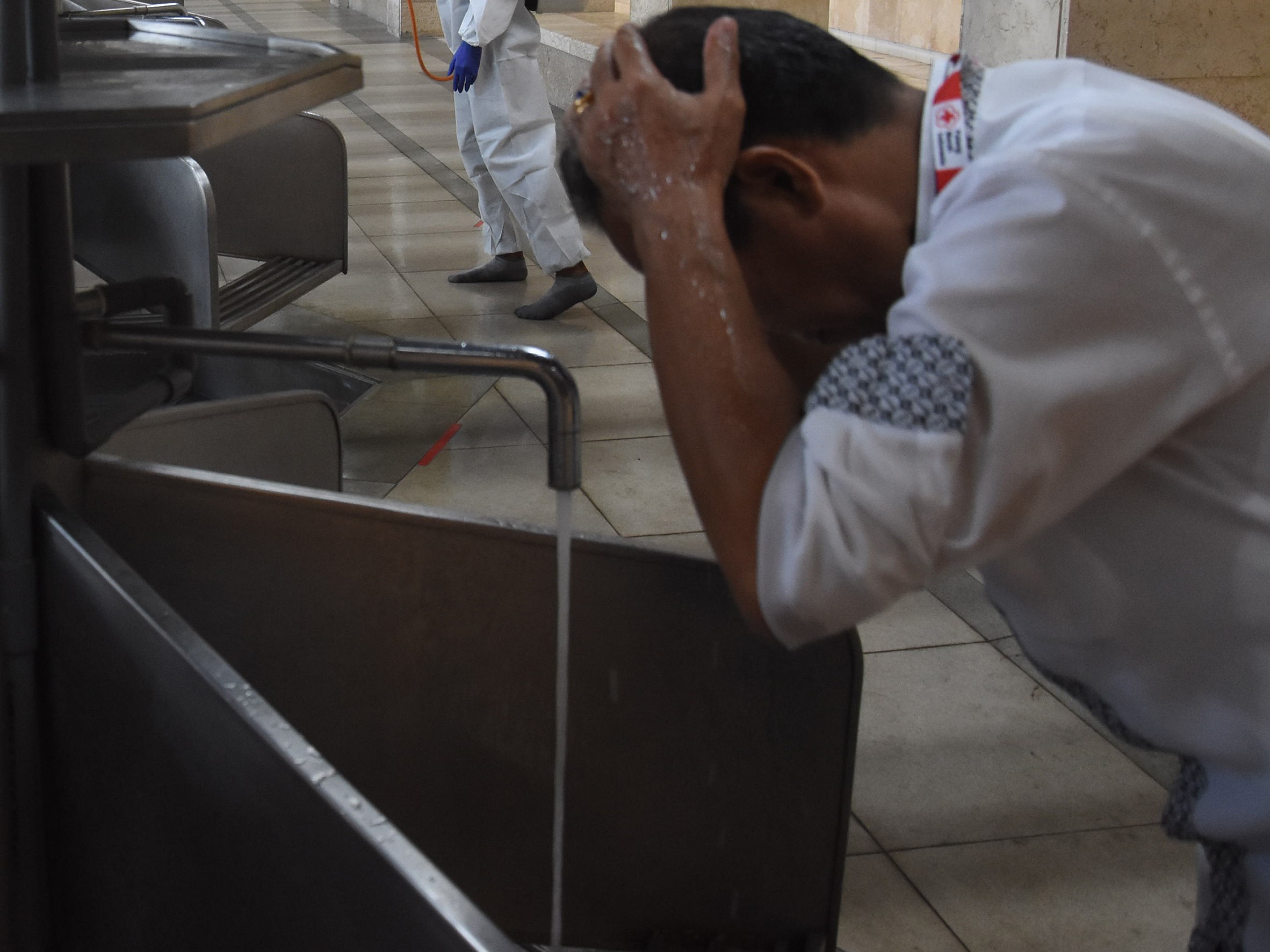 Orang sedang berwudhu.