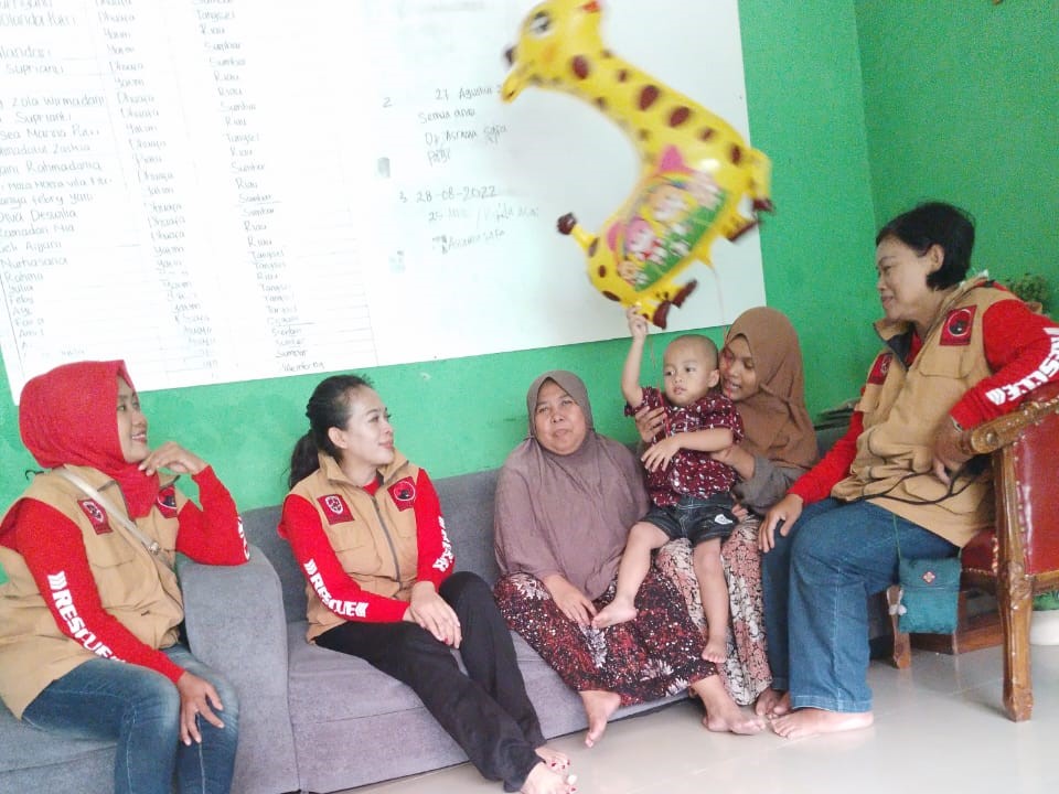 Hillary Claudia Lestari (dua dari kiri).