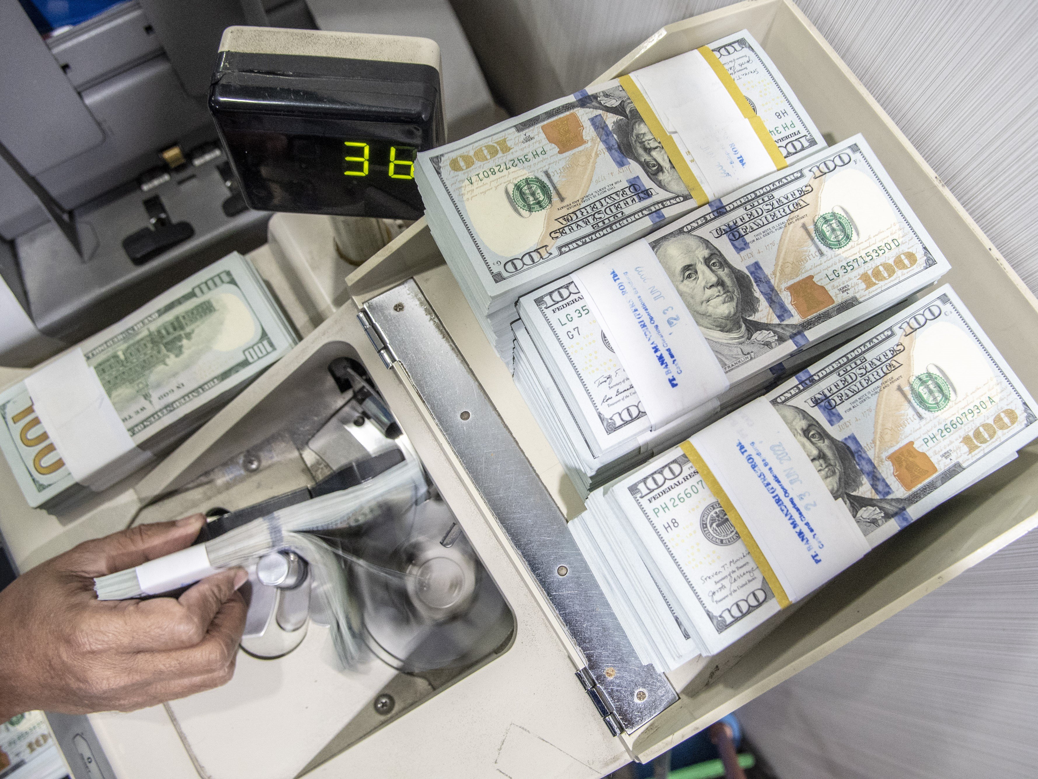 Petugas menghitung uang dolar AS di Cash Pooling Bank Mandiri, Jakarta, Kamis (23/6/2022). 