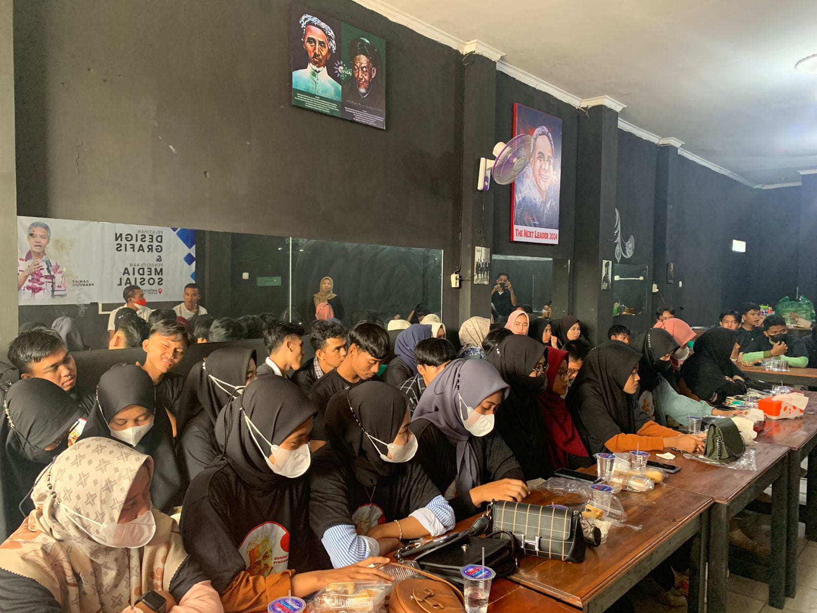 Ratusan mahasiswa dan pemuda ikuti pelatihan design grafis dan pengelolaan media sosial, di Waroeng Mie-Lenial Indonesia, Bandar Lampun