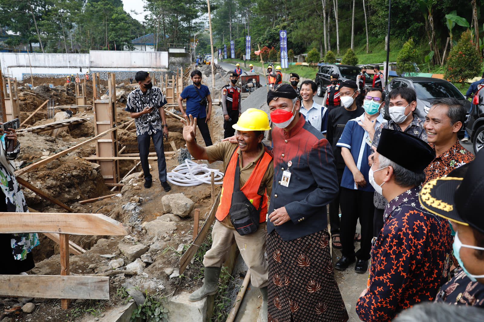 Gubernur Ganjar Pranowo, meninjau langsung bantuan keuangan (bankeu) Provinsi Jateng di Kelurahan Kejiwan, Kecamatan/Kabupaten Wonosobo.
