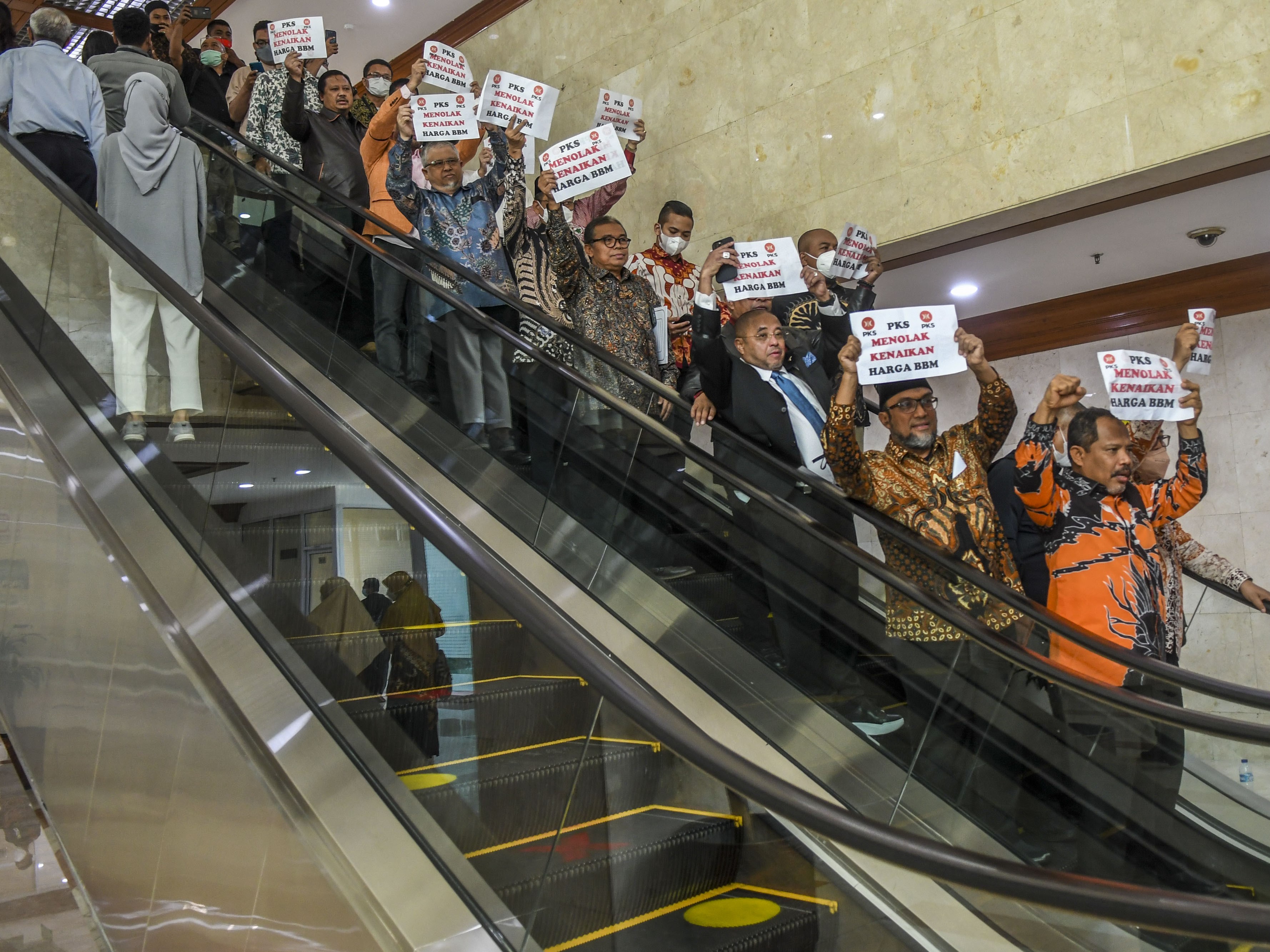 Anggota Fraksi Partai Keadilan Sejahtera DPR membentangkan poster dan melakukan walkout saat Rapat Paripurna.