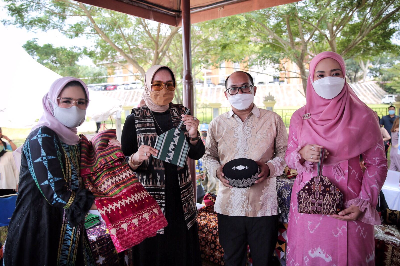 Ketua Dekranasda Lampung menunjukkan Sulam Jelujur