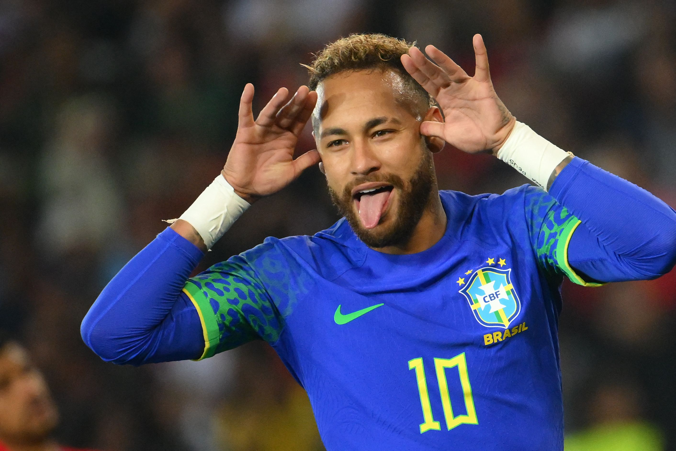 Penyerang timnas Brasil Neymar melakukan selebrasi usai mencetak gol ke gawang lawan.