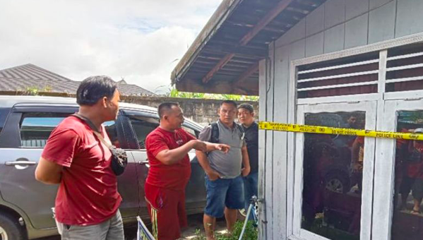 Personel Polresta Palangka Raya dan Polda Kalteng melakukan olah TKP di lokasi pembunuhan pasutri, di Jalan Kamboja, Kelurahan Langkai.