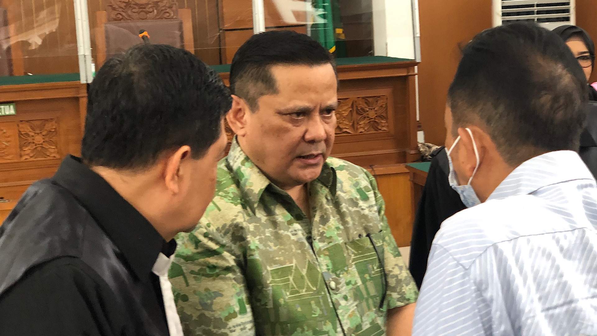 Irjen Napoleon Bonaparte (tengah)