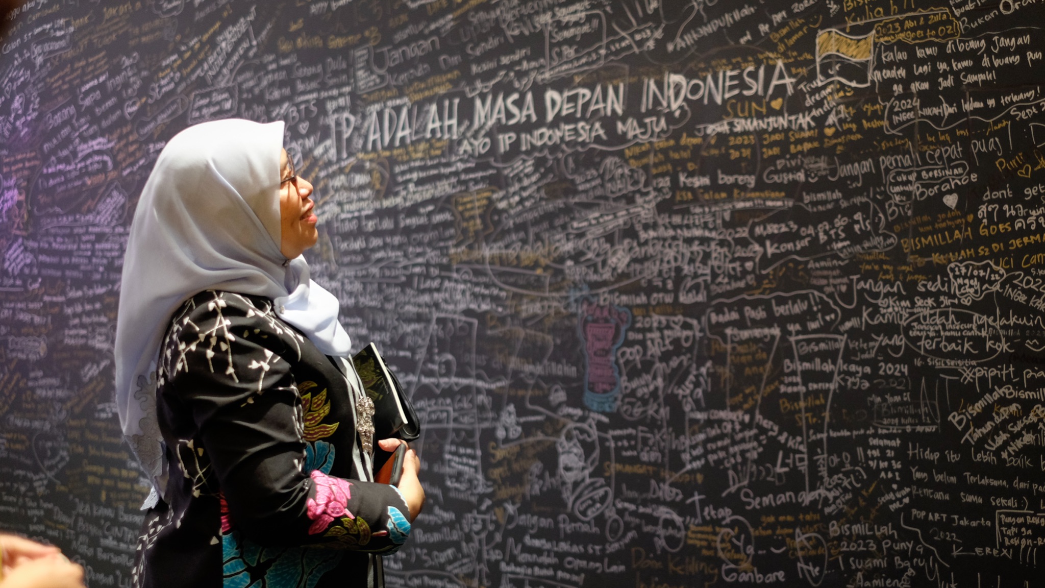 Salah satu pengunjung Pop Art Jakarta, Sri Haryati.