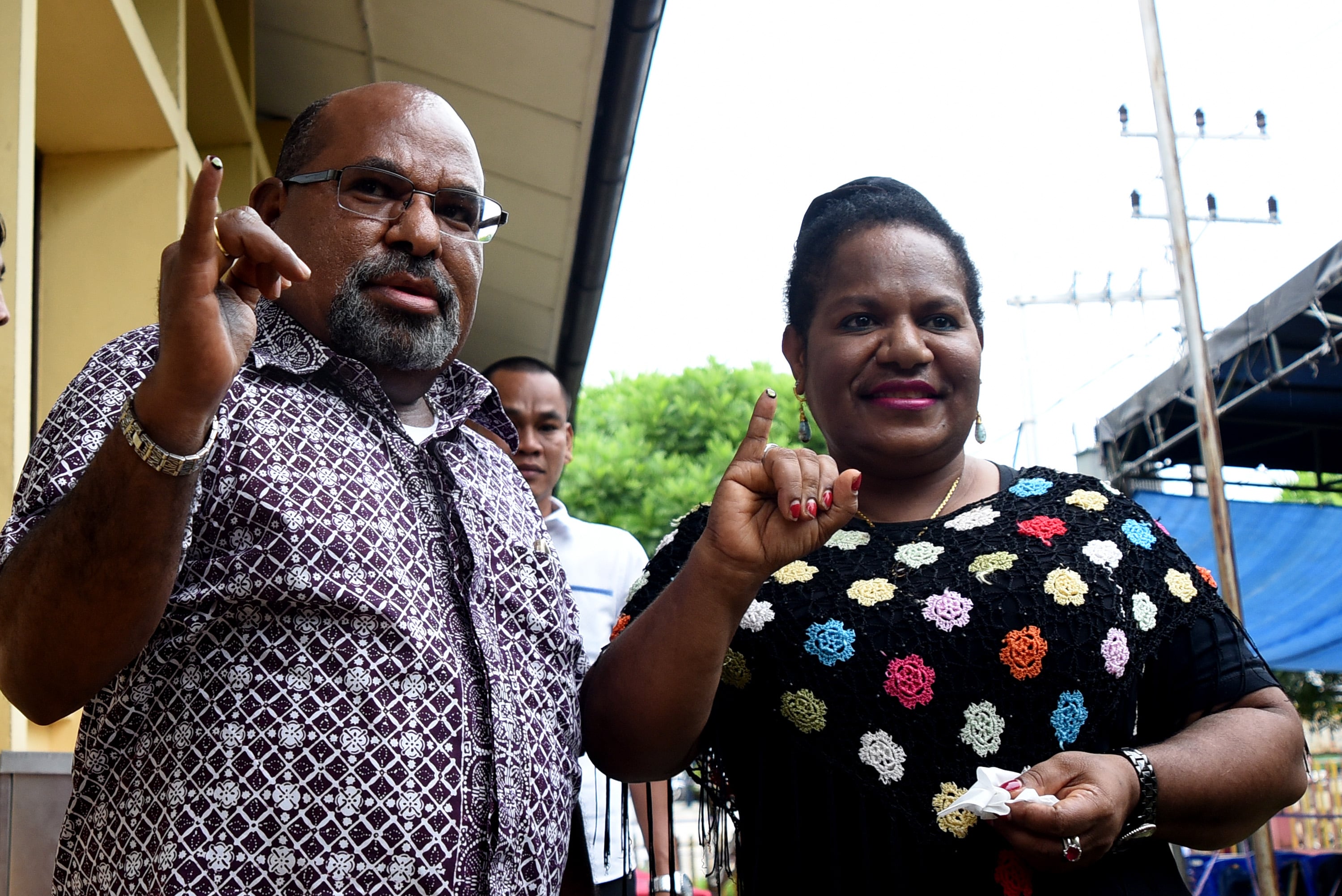  Gubernur Provinsi Papua, Lukas Enembe bersama istri Yulce Enembe saat Pilkada Kota Jayapura.