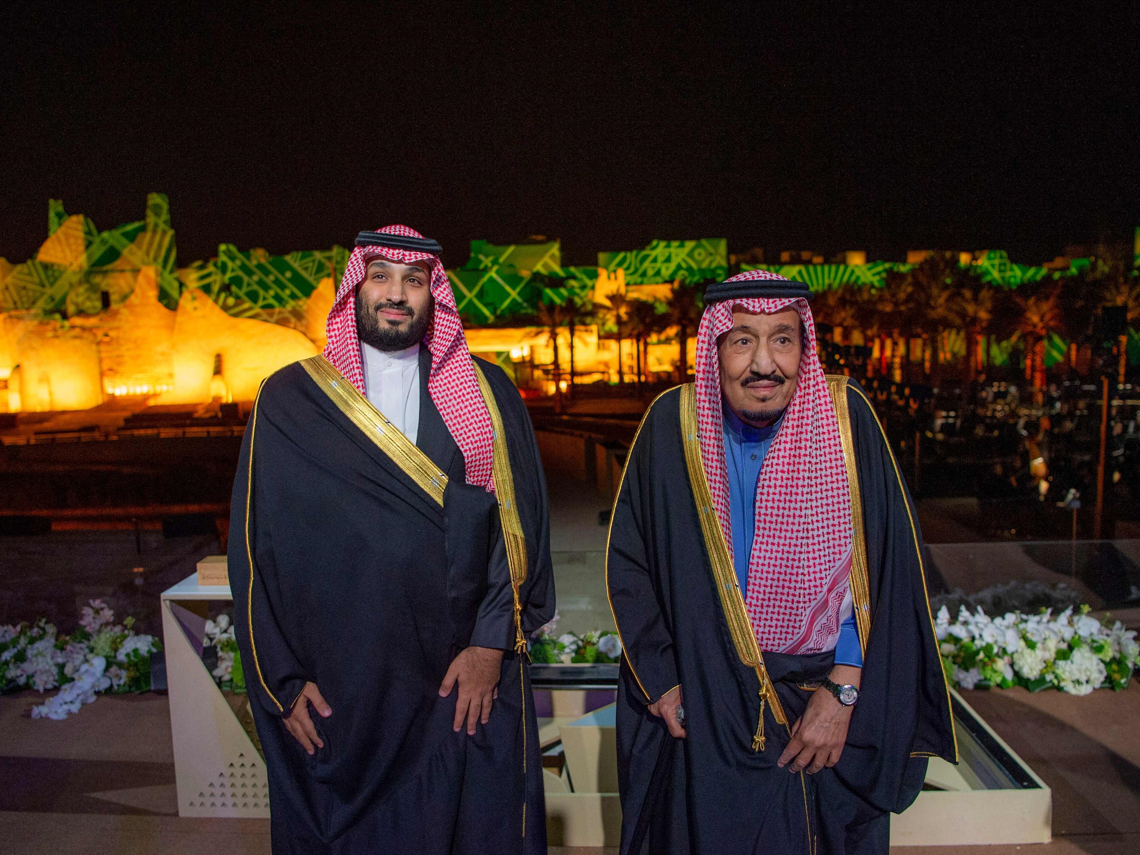 Raja Arab Saudi Salman bin Abdulaziz (kanan) danPutra  Mahkota Mohammed bin Salman. 