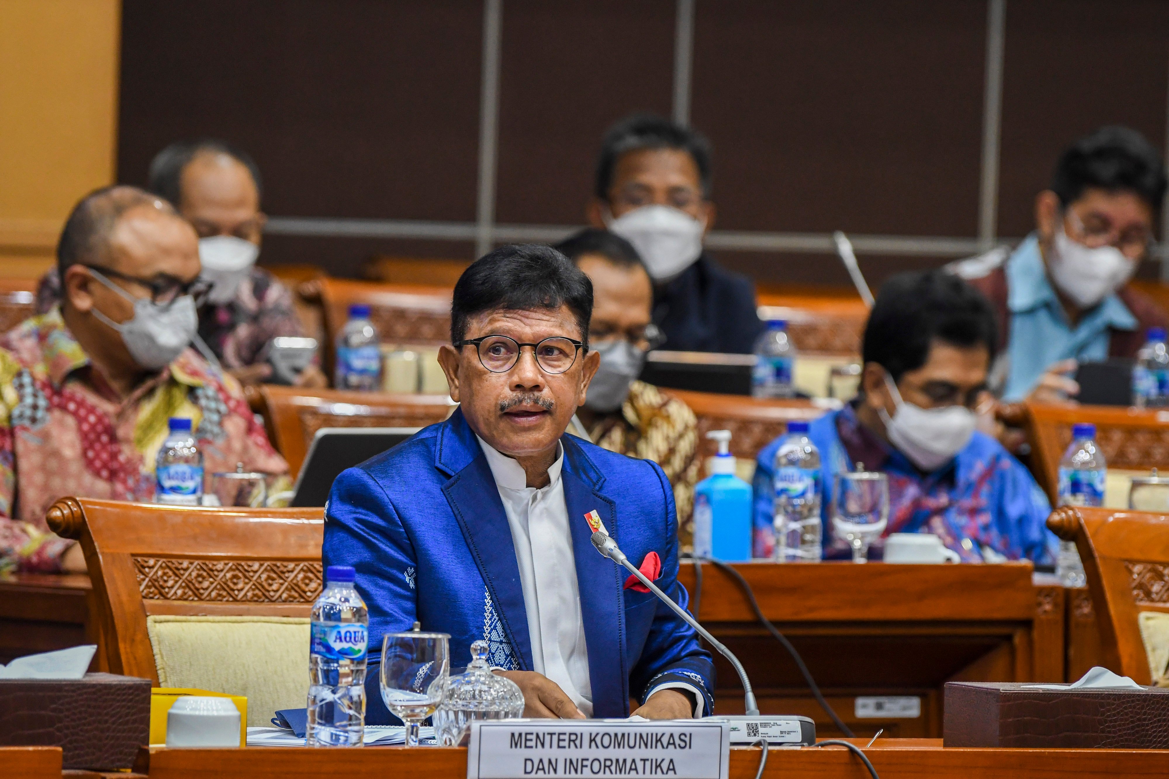 Menteri Komunikasi dan Informatika (Menkominfo) Johnny G. Plate (tengah)