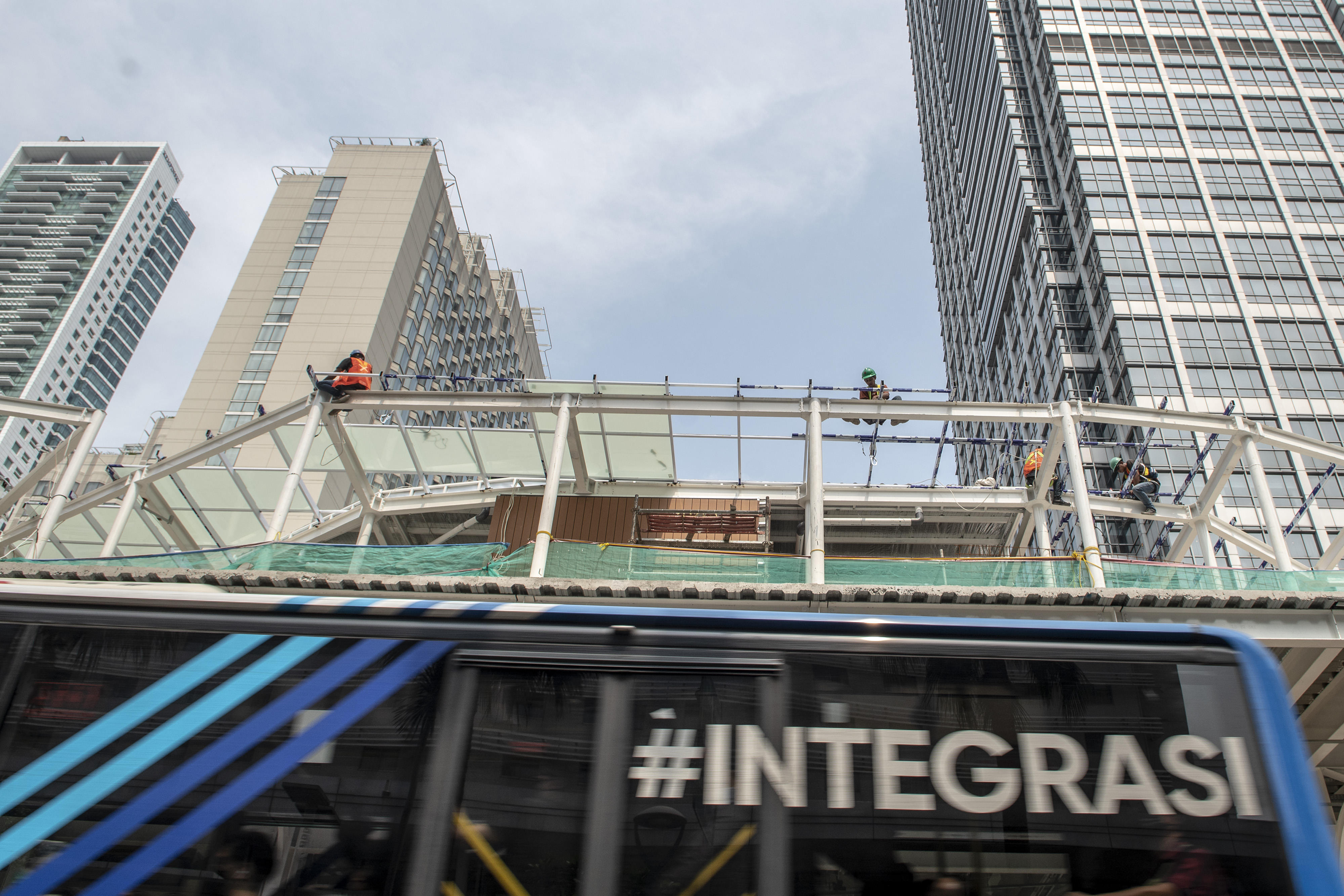 Pekerja menyelesaikan proyek revitalisasi Halte Transjakarta di Kawasan Bundaran HI, Jakarta Pusat.