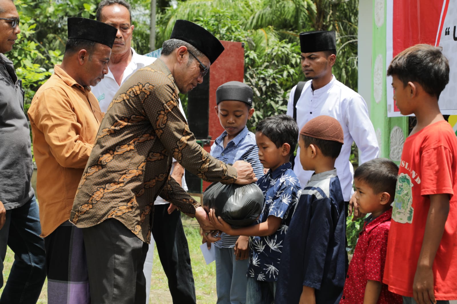 Ketua Usbat Ganjar Kabupaten Langkat Muhammad Bukhari Mendrofa di Rumah Yayasan Peduli 10.000 Dhuafa, Desa Teluk Bakung, Kecamatan Tanjung P