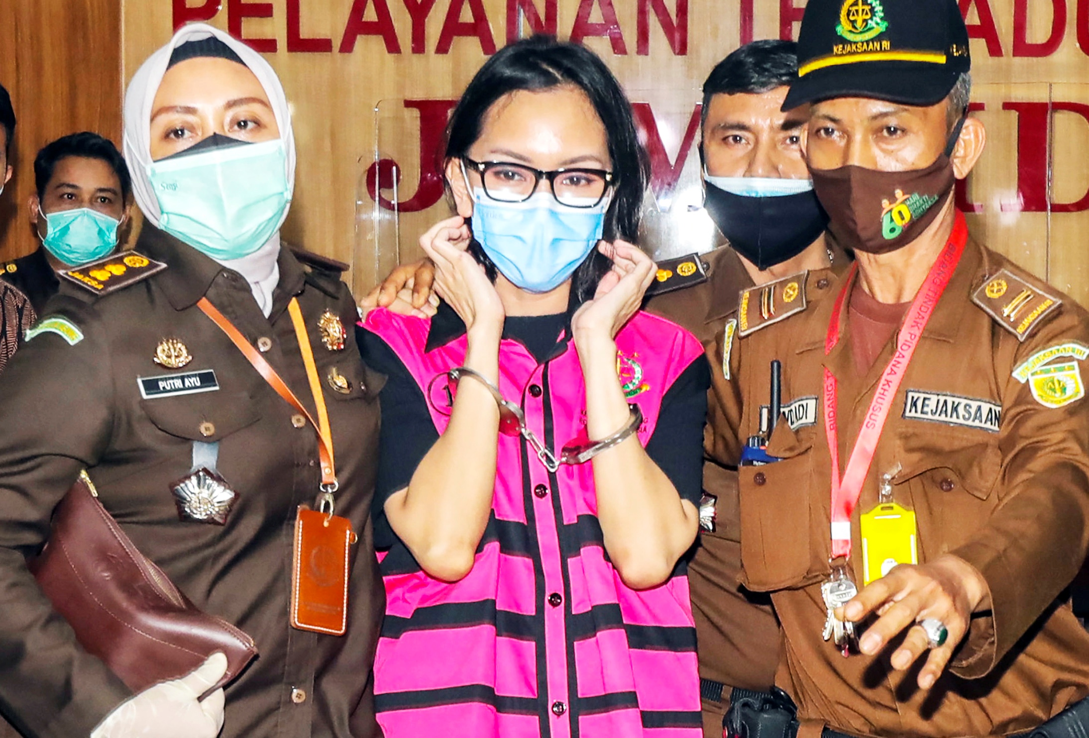 Mantan jaksa Pinangki Sirna Malasari (tengah) yang terlibat kasus suap mendapat hak pembebasan bersyarat.