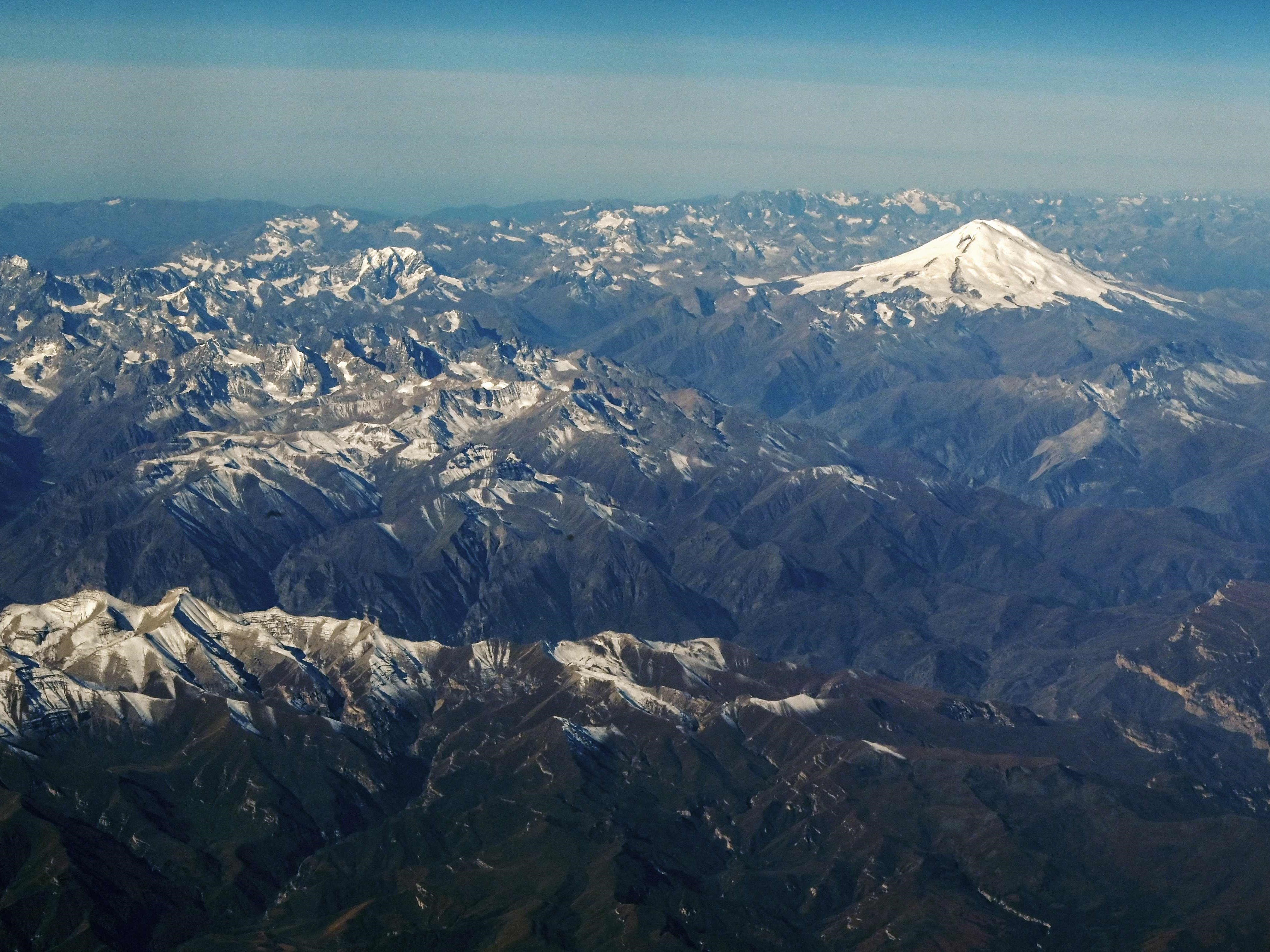 Pegunungan Kaukasus di Rusia dengan Gunung Elbrus (5.642 m) di latar belakang. 