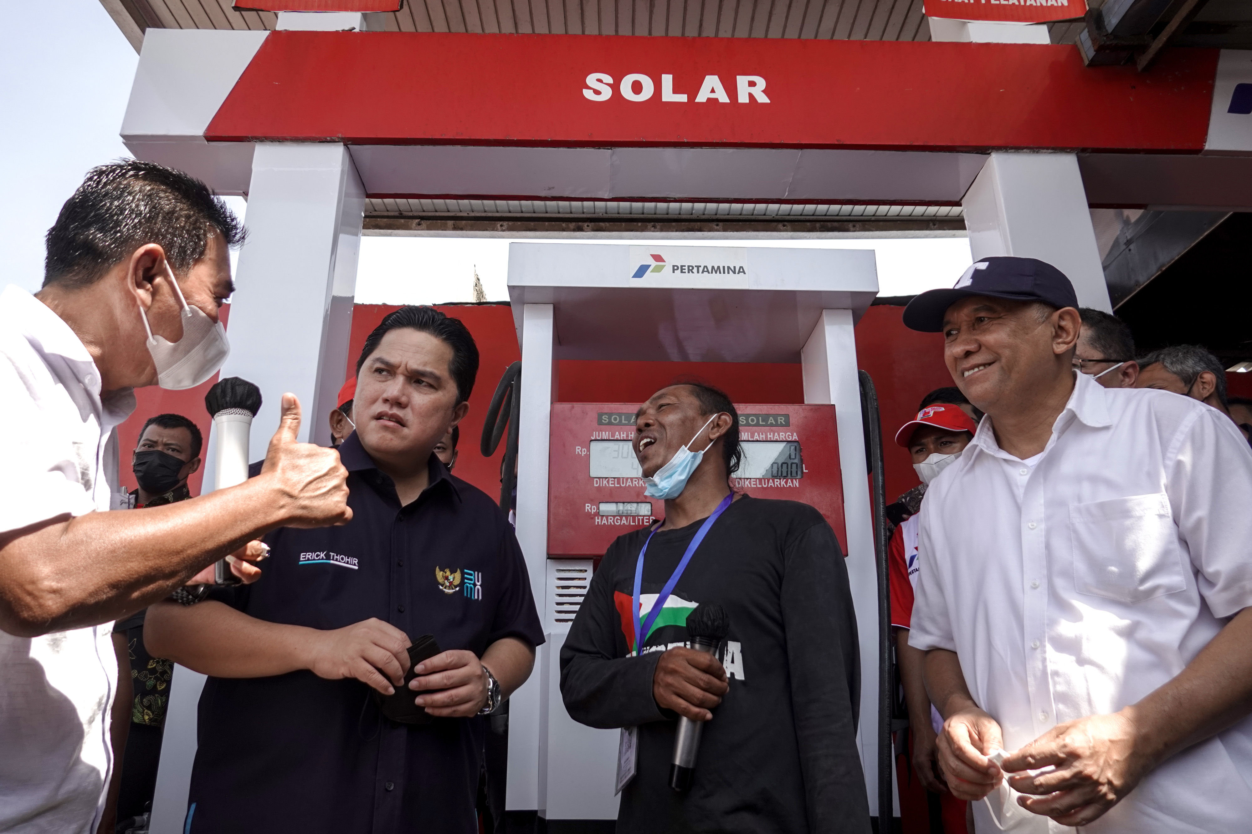 Menteri BUMN Erick Thohir (kedua kiri) 