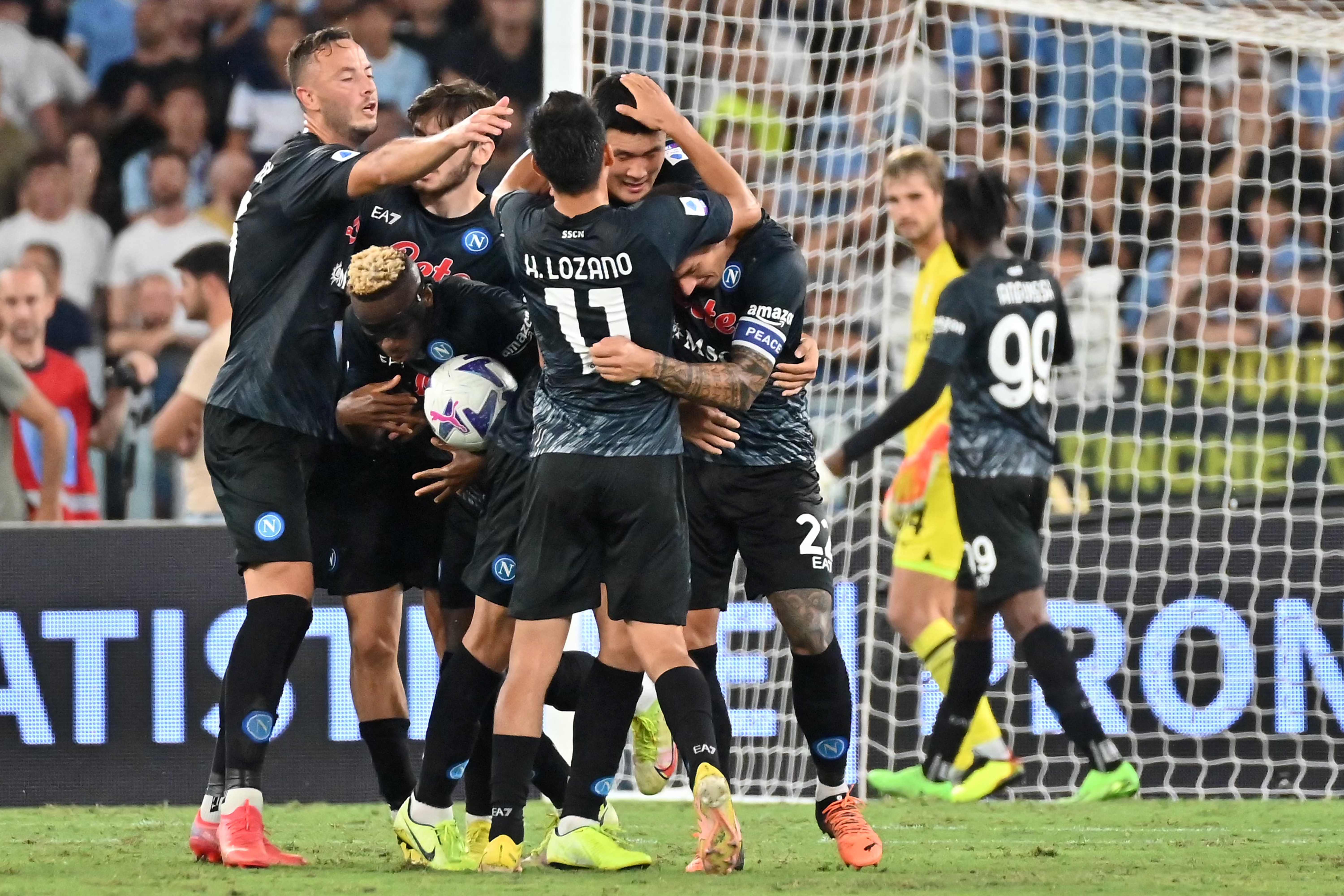 Para pemain Napoli melakukan selebrasi usai mencetak gol ke gawang Lazio di laga Serie A.