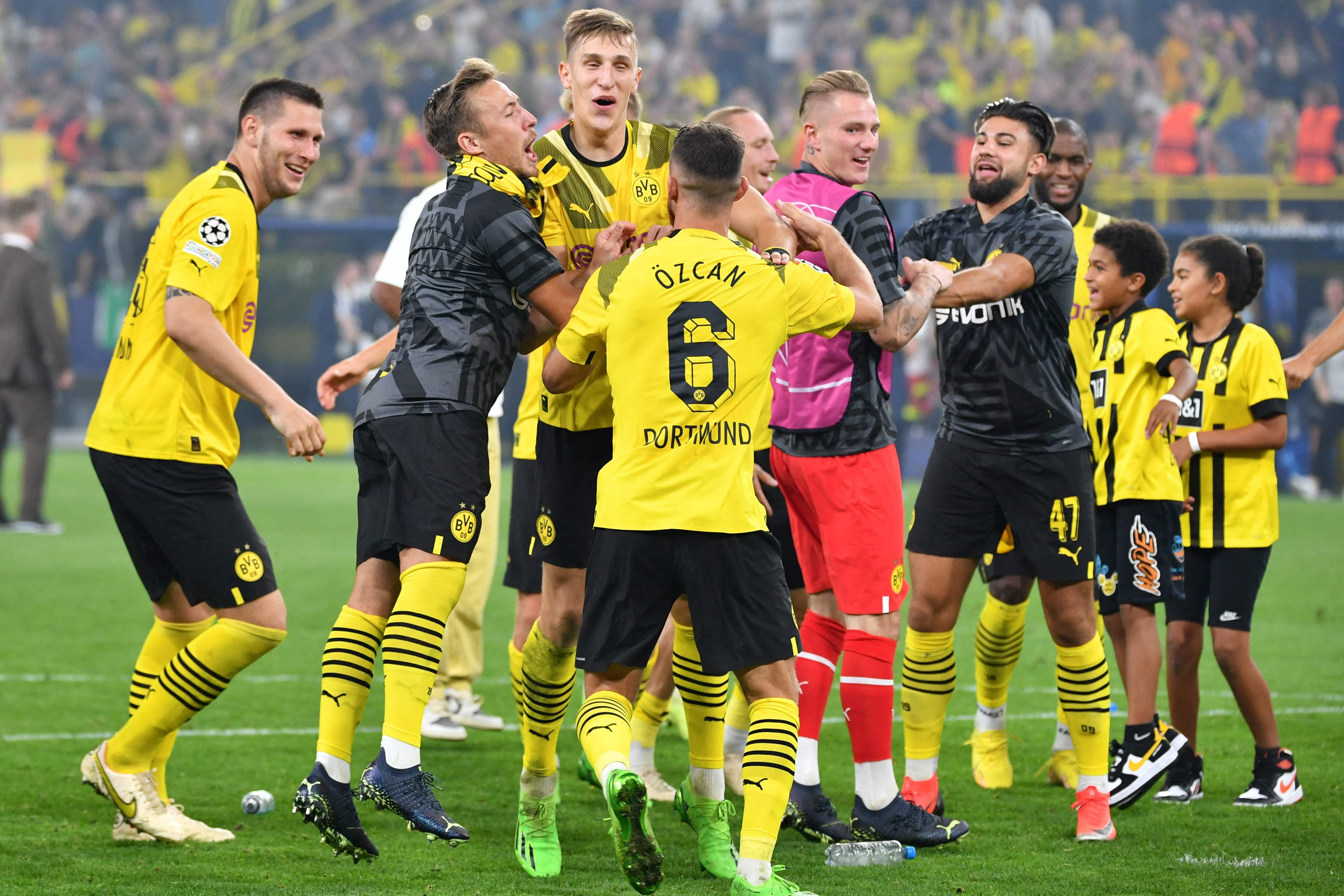 Para pemain Borussia Dortmund melakukan selebrasi usai mengalahkan lawan mereka.