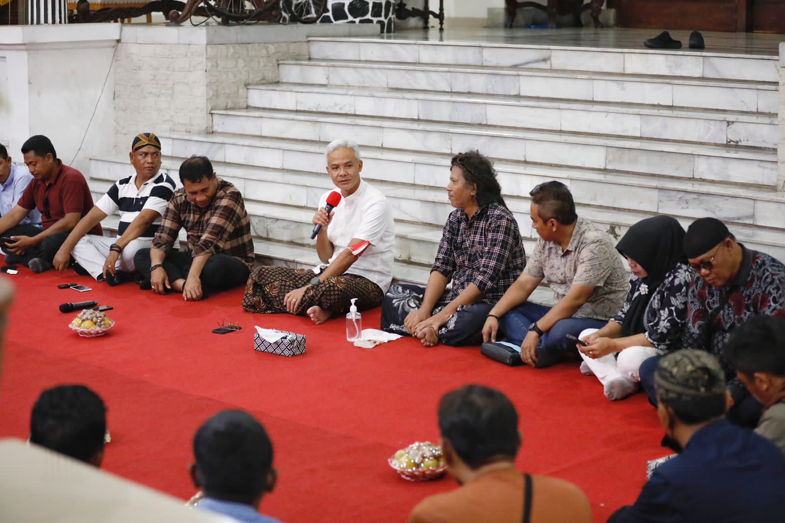 Gubernur Jawa Tengah Ganjar Pranowo menemui 45 kades NTB di Puri Gedeh, Semarang, Kamis malam (1/9/2022) 