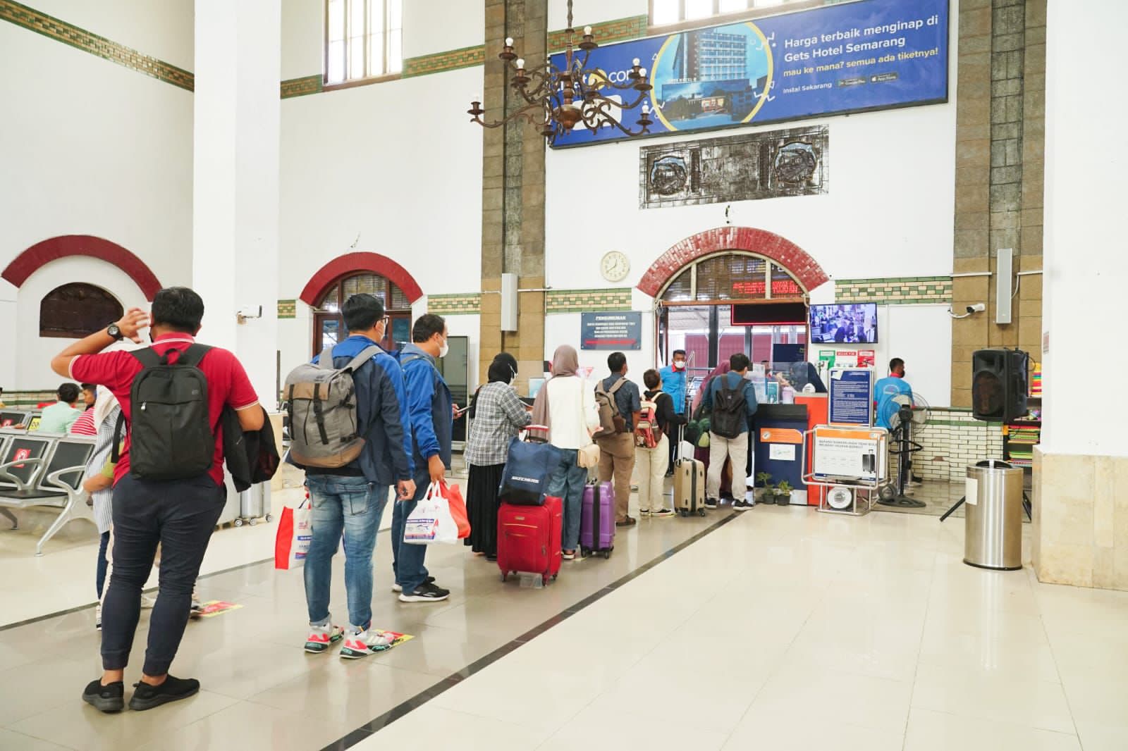Traveling dengan kereta api mungkin bisa jadi pengalaman yang menyenangkan bagi setiap orang.