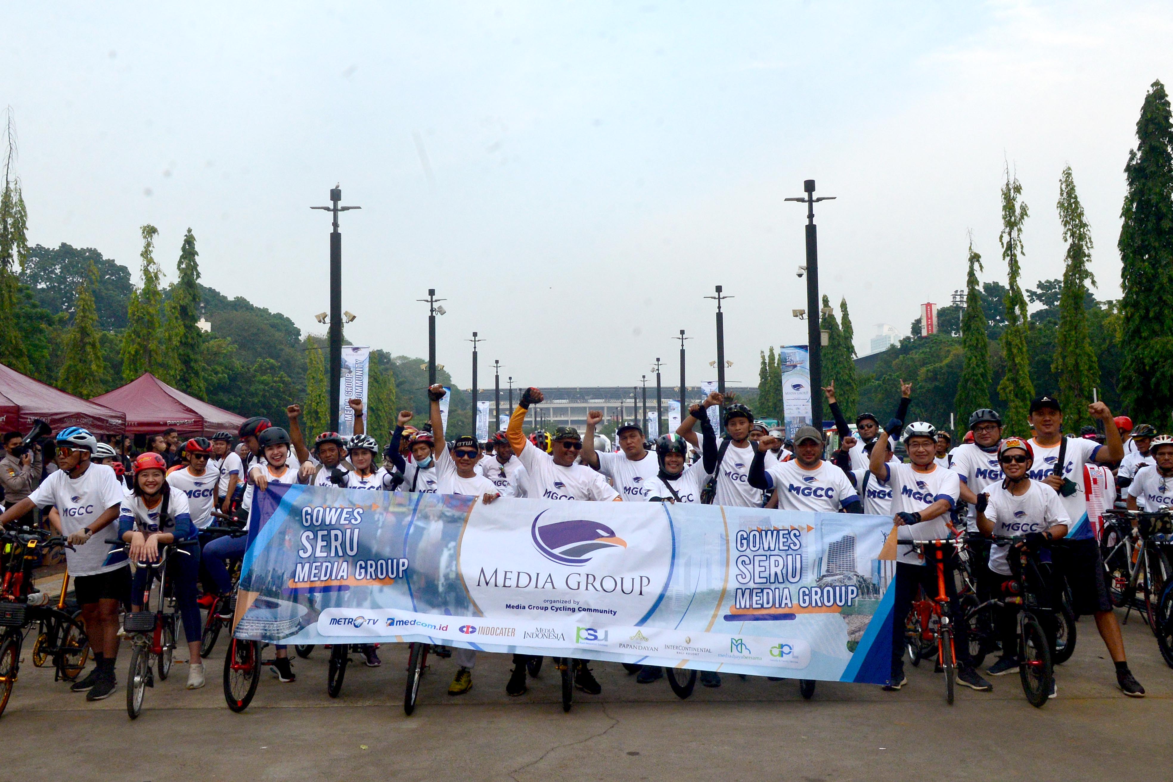 Pesepeda yang tergabung dalam Media Group Cycling Community (MGCC) foto bersama sebelum melakukan start di Plaza Timur Senayan, Jakarta.