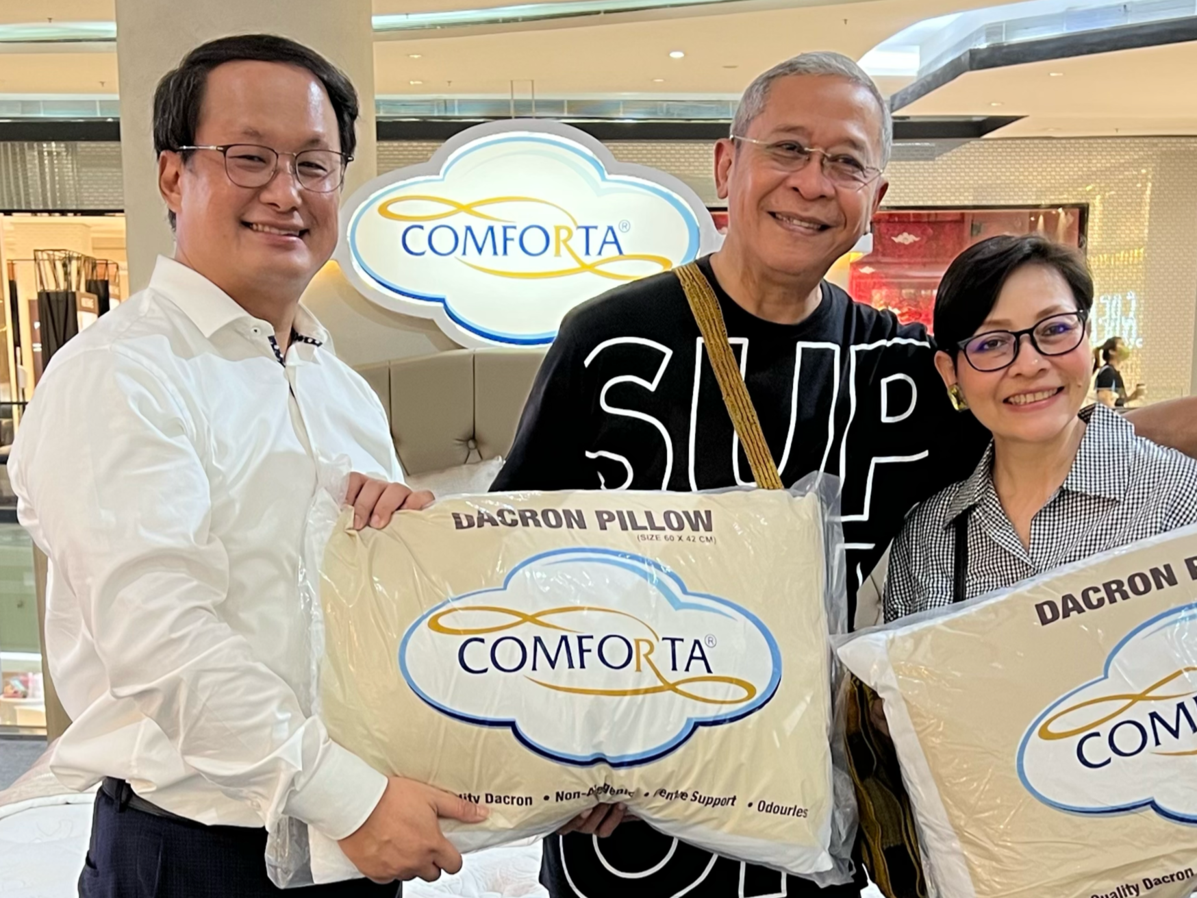 President Director Comforta, Jeffri Massie, terjun langsung melayani pelanggan yang ingin membeli kasur pada hari tersebut.