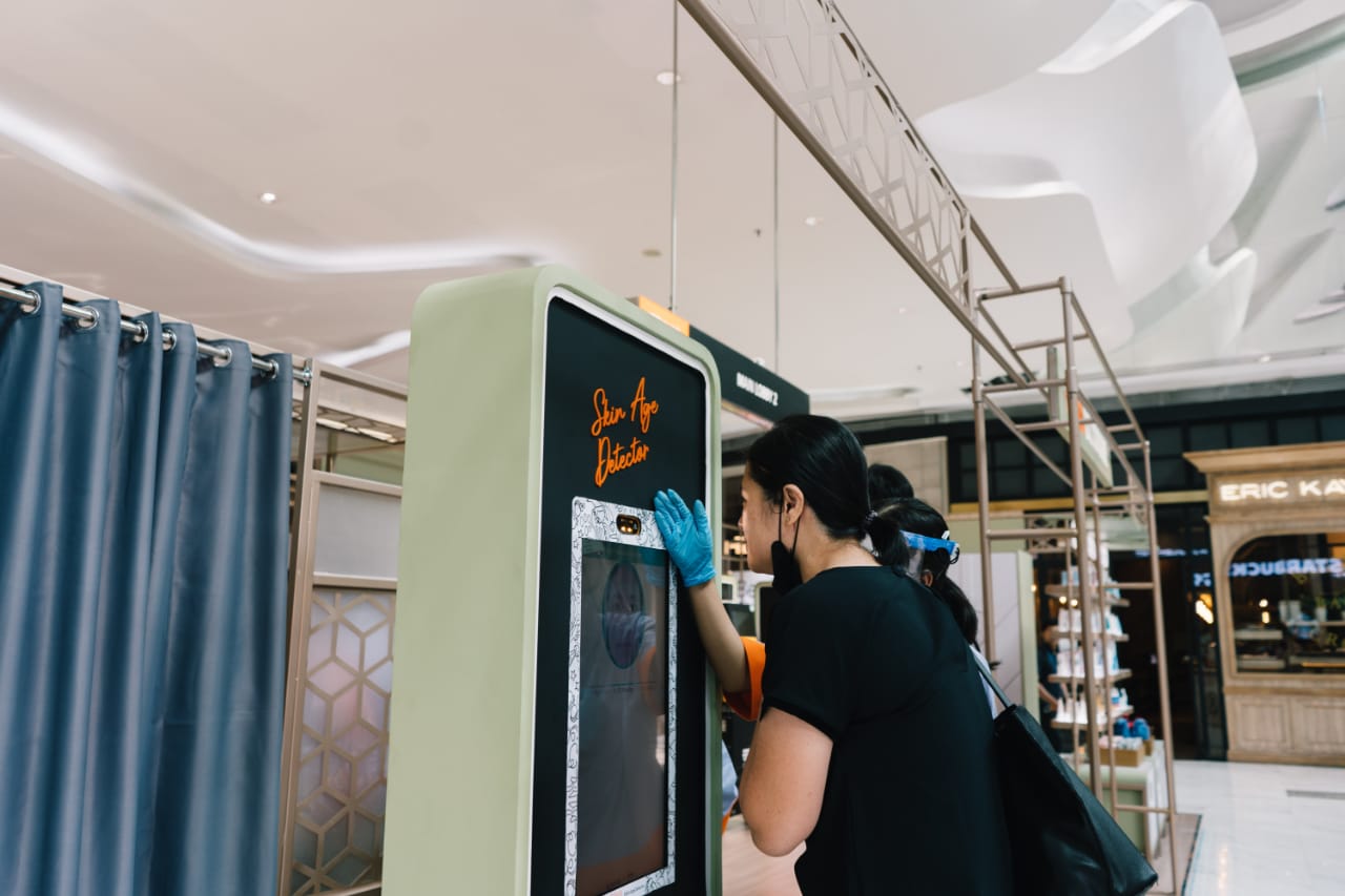 Seorang pelanggan melakukan deteksi kesehatan kulit secara digital di Erha Clinic.  