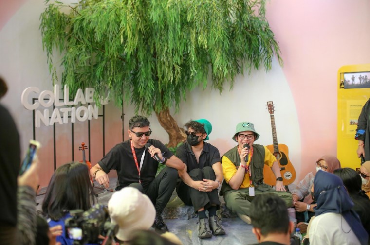 Iga Massardi (Kiri), Kunto Aji (Tengah) dipandu Adit Insomnia (Kanan) turut serta meramaikan Booth IM3 di festival musik Pestapora.