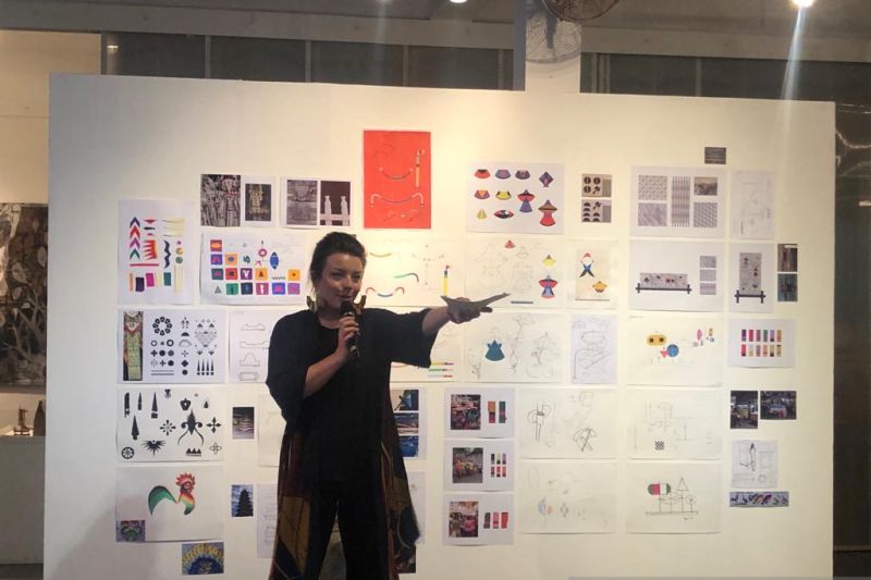 Desainer Prancis Marta Bakowski saat menunjukkan hasil risetnya terhadap kerajinan Bali untuk dipamerkan di Paris Design Week, Denpasar, Sa