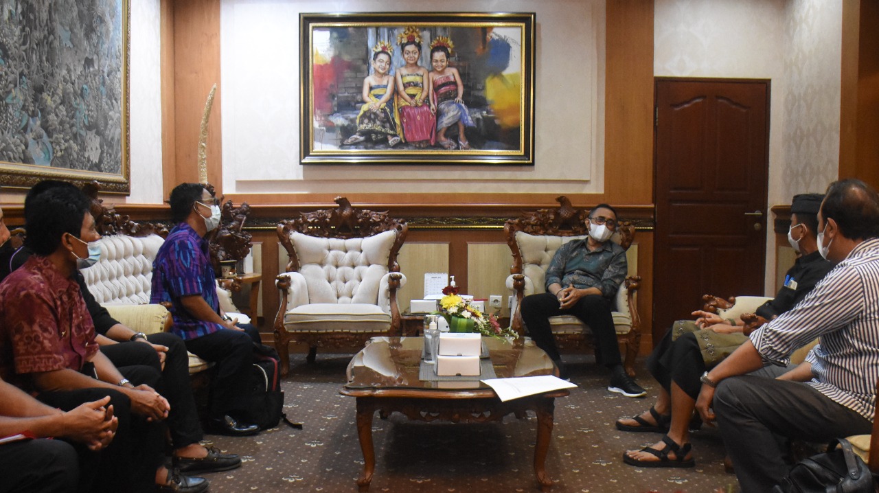 Wali Kota Denpasar IGN Jaya Negara saat menerima audiensi Kepala Disnaker dan Sertifikasi Kompetens, Jimmy Sidharta, Selasa (13/9).