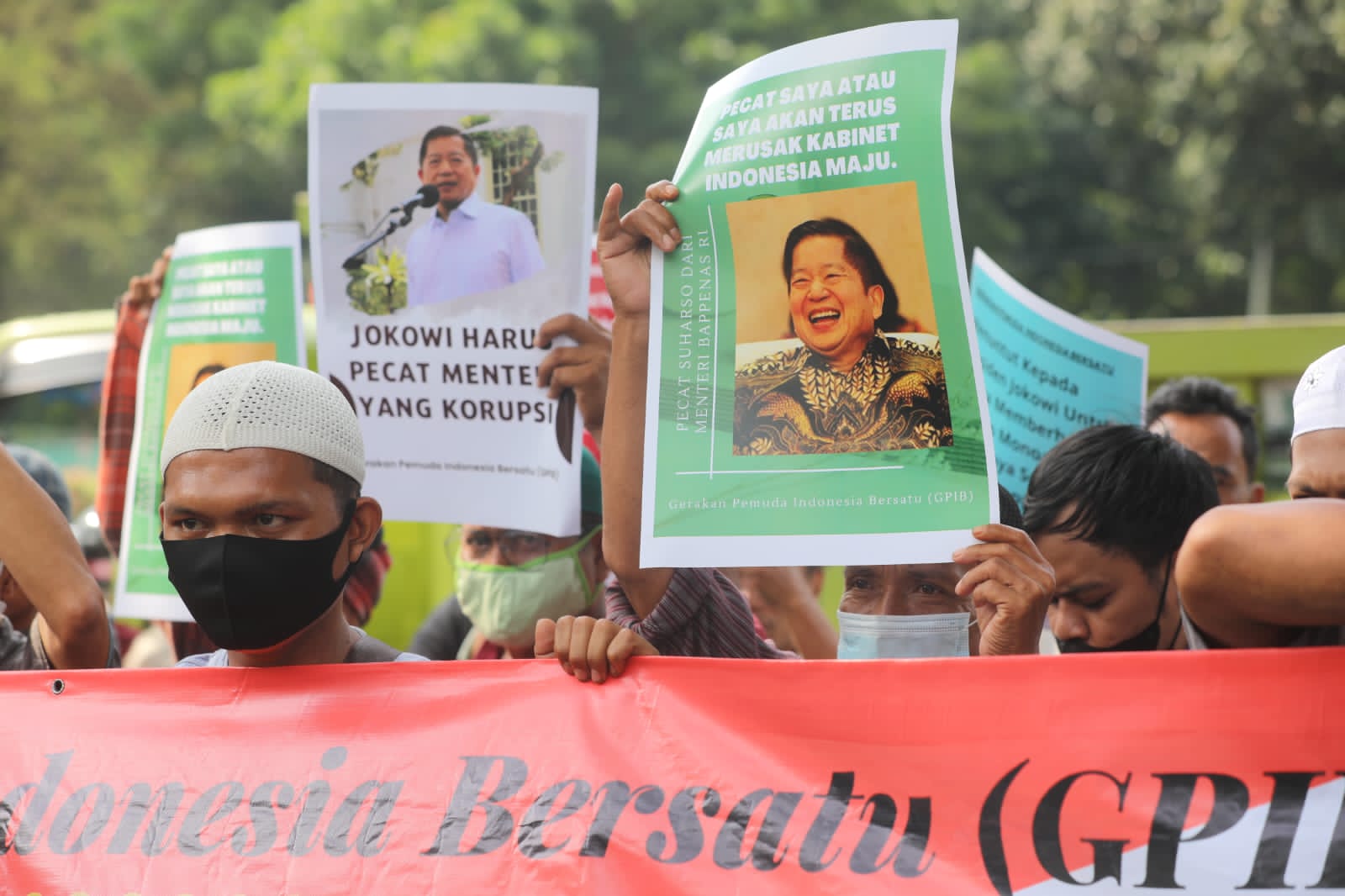 Gerakan Pemuda Indonesia Bersatu (GPIB) saat berunjukrasa di depan di depan Gedung Bappenas, Menteng, Jakarta Pusat, Jumat (23/9)