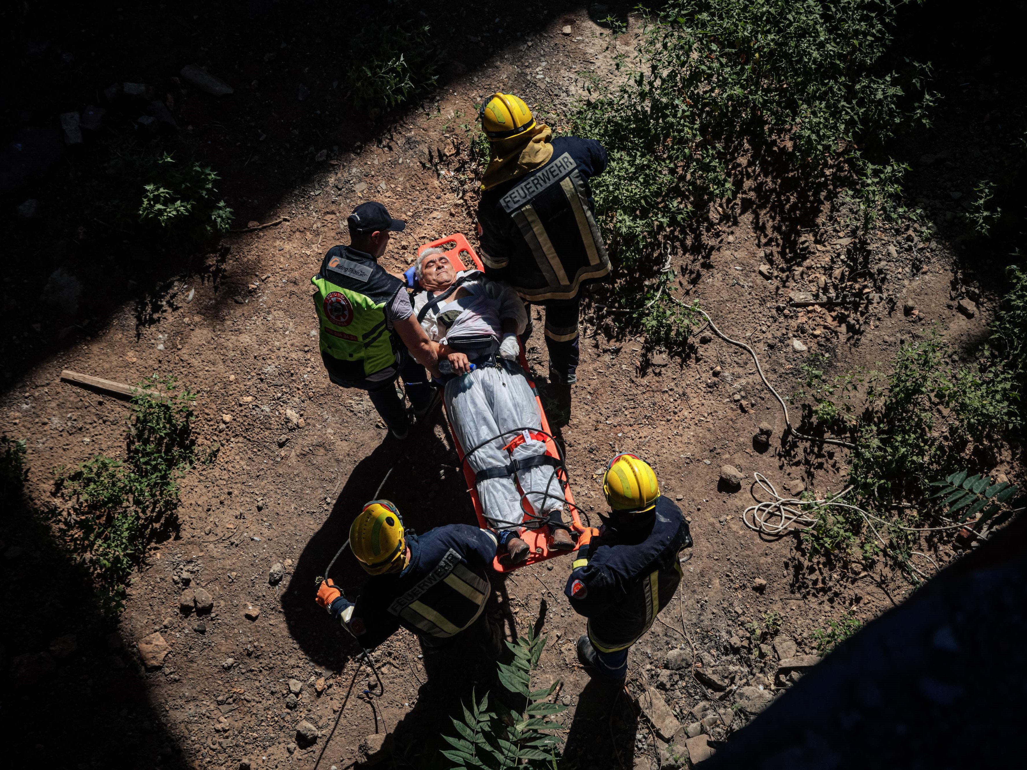Tim penyelamat Ukraina berlatih menyelamatkan orang yang terluka setelah senario penembakan di Odessa pada 31 Agustus 2022.