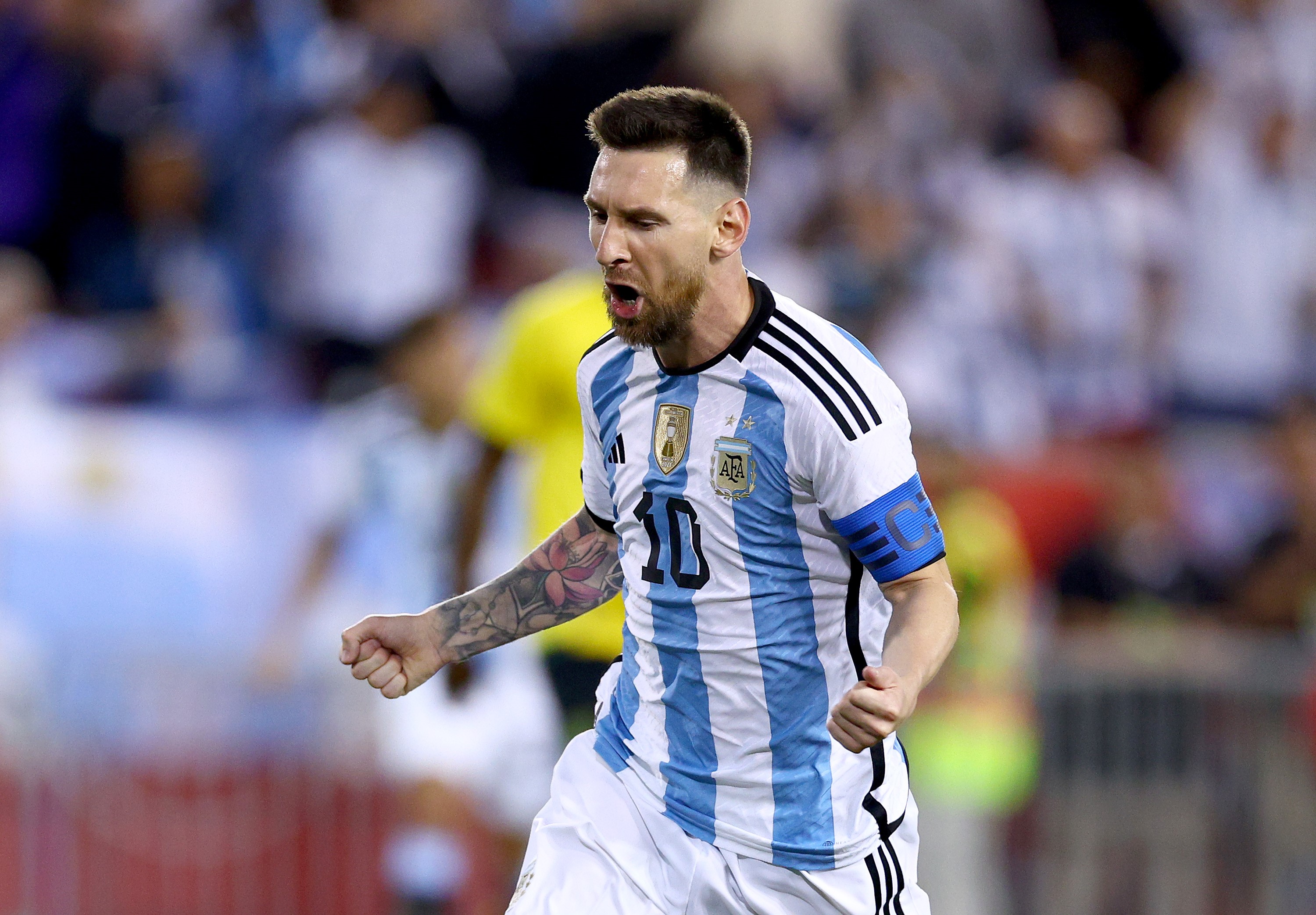 Penyerang Argentina Lionel Messi melakukan selebrasi usai mencetak gol ke gawang Jamaika di laga persahabatan.