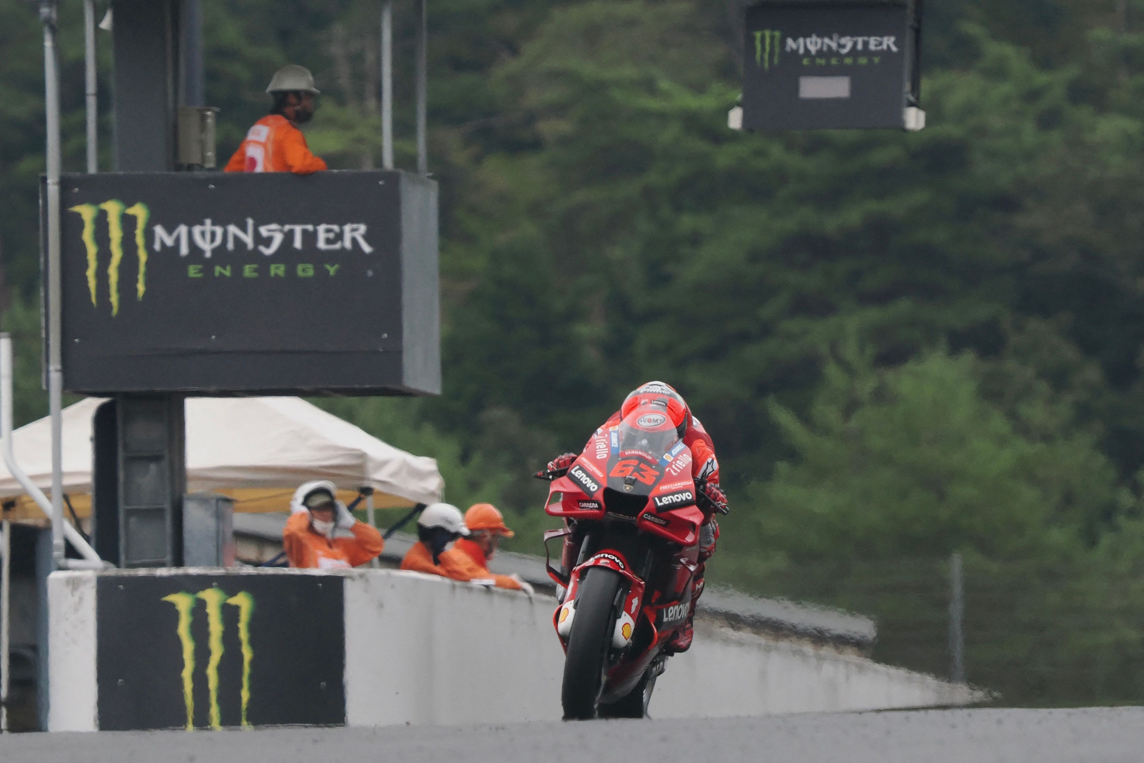 Pembalap Ducati Francesco Bagnaia tampak kecewa dengan hasil kualifikasi GP Jepang di Sirkuit Motegi, Sabtu (24/9).