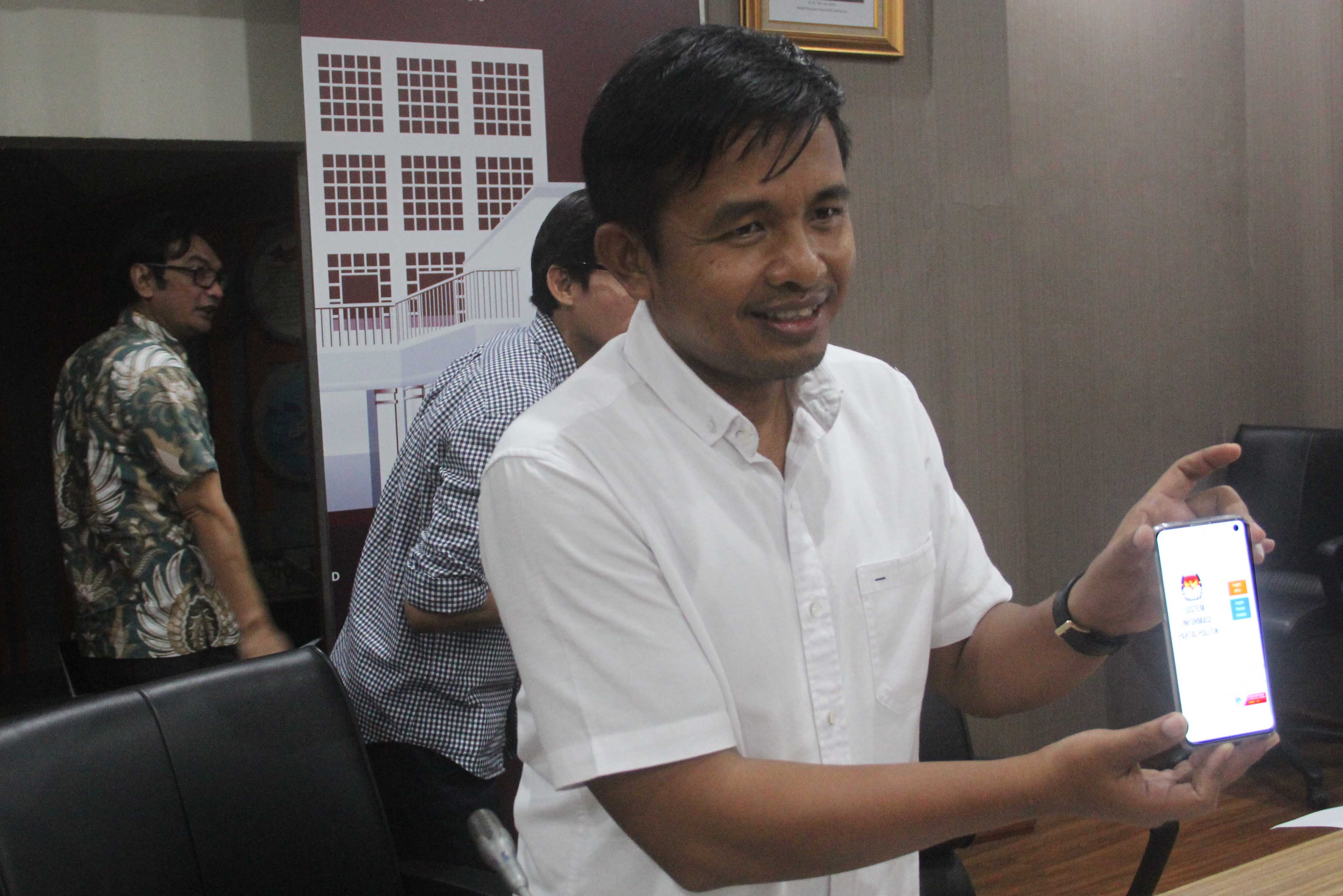 Anggota KPU RI Idhan Holik memperlihatkan website Sipol untuk mengecek nama/NIK menjadi anggota/pengurus parpol peserta Pemilu 2024.