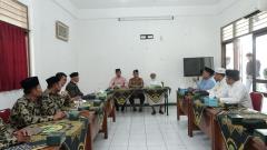 Pendiri Ponpes Al-Mukmi Ngruki Surakarta, Abu Bakar Baasyir, mendapat kunjungan Deputi I BNPT Mayjen TNI Nisan Setiadi, Rabu (114/9).