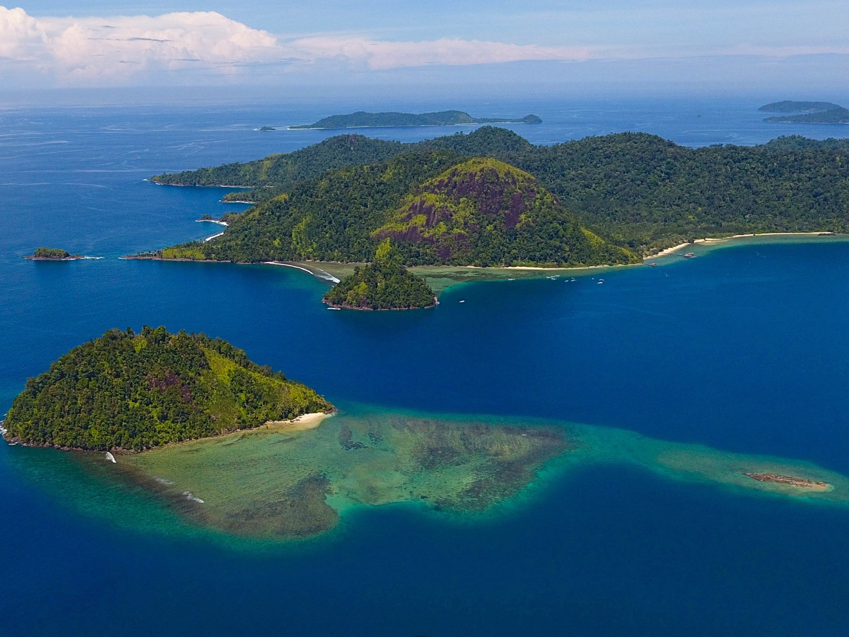 Foto udara kawasan wisata bahari terpadu (KWBT) Mandeh, di Kabupaten Pesisir Selatan, Sumatra Barat.