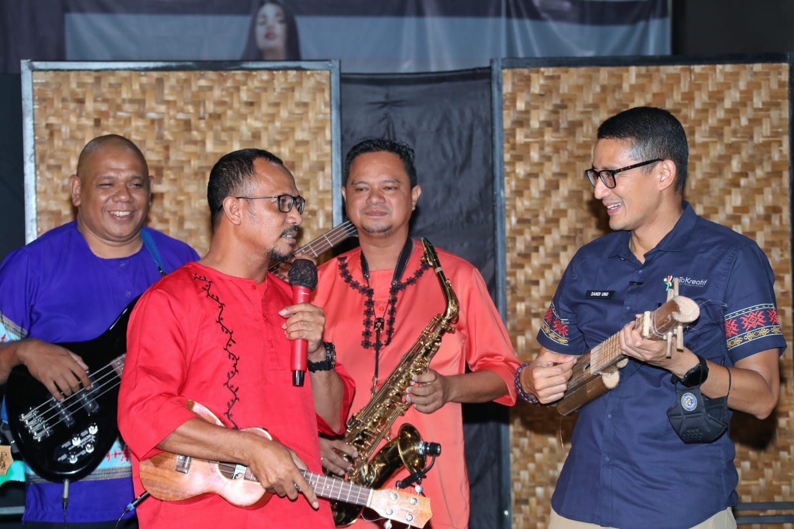 Menparekraf Sandiaga Uno memberikan alat musik ukulele untuk pegiat musik Gaspar Nikolaas Tulalessy (44), di Kota Ambon, Maluku, Senin (12/9