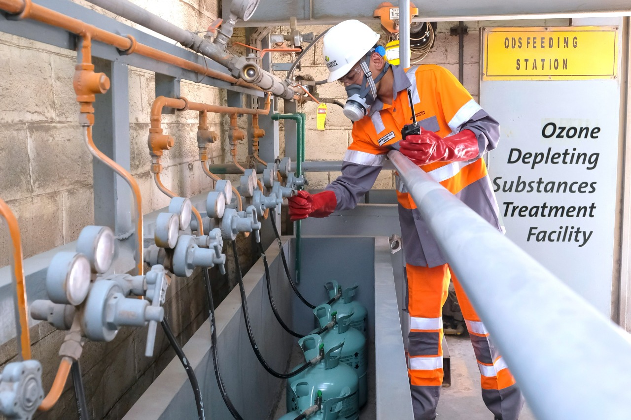 Foto 1 Aktivitas pengecekan flow meter sebelum dilakukan pemusnahan Bahan Perusak Ozon (BPO) di fasilitas Ozone Depleting Substances. 