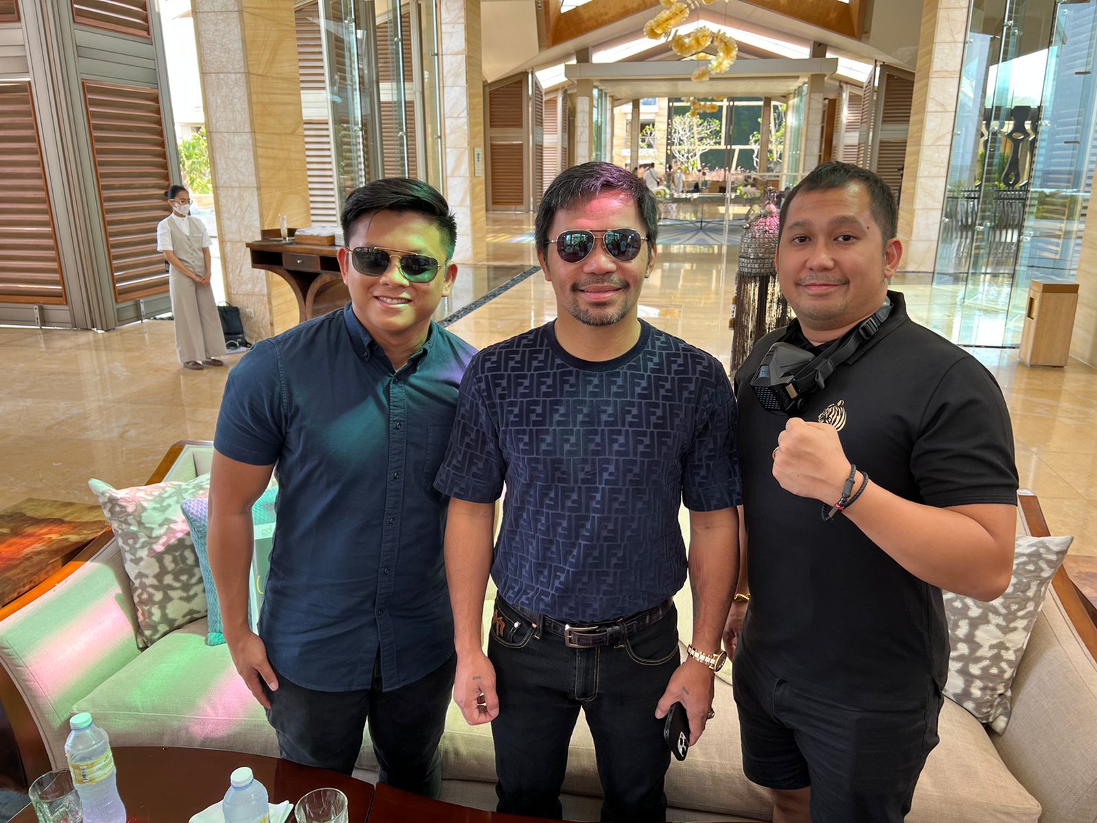 Mantan jaura dunia tinju asal Filipina Manny Pacquiao (tengah) bersama petinju Indonesia Fahd Adityo Oscar (kanan) berfoto seusai MoU.
