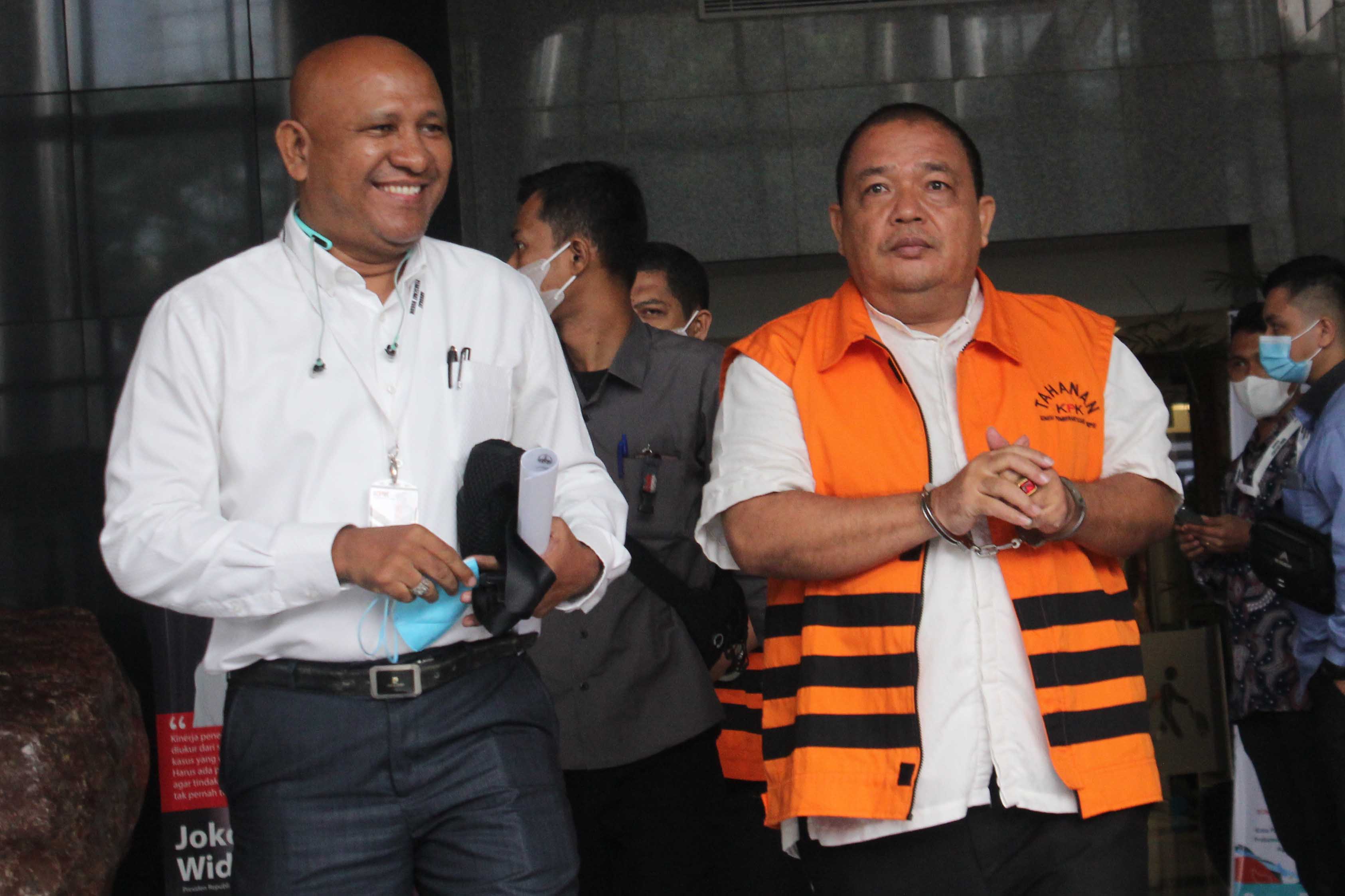 Terdakwa Bupati nonaktif Langkat Terbit Rencana Perangin Angin (kanan) setelahi menjalani pemeriksaan di Gedung KPK, Jakarta, Kamis (15/9).