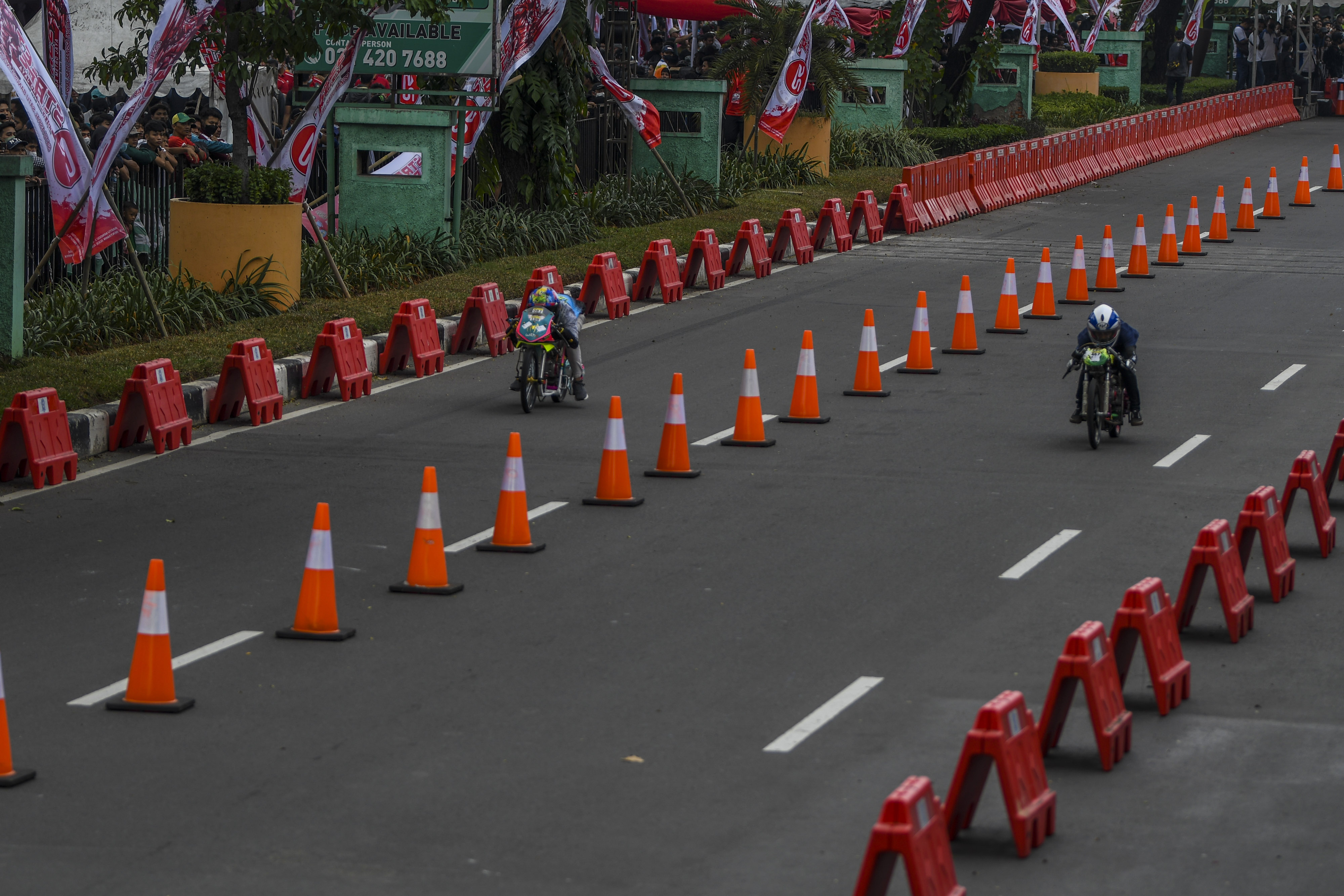 Peserta memacu sepeda motor dalam Street Race Polda Metro Jaya.