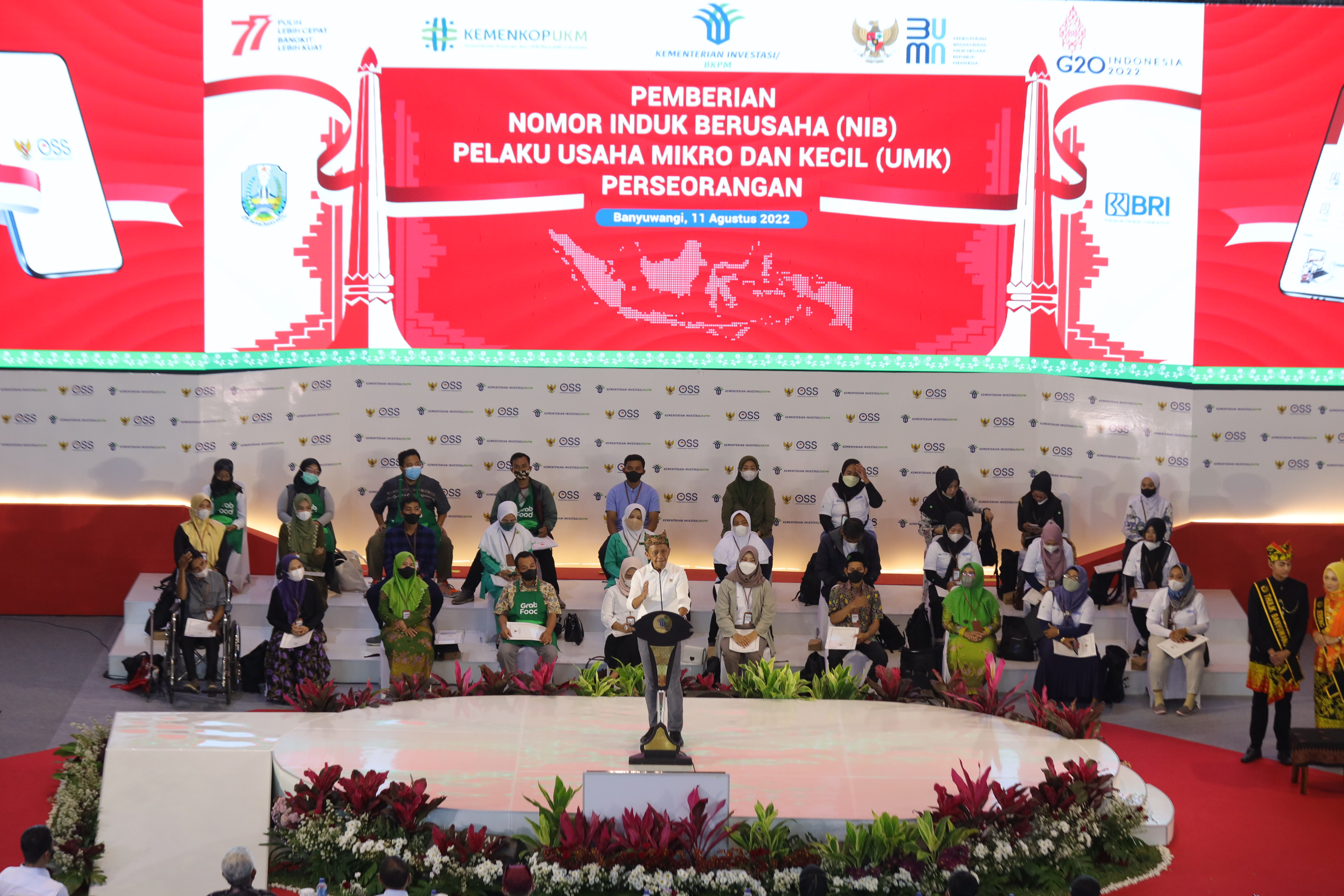 Momen Menteri Investasi/kepala BKPM Bahlil Lahadahlia membagikan NIB